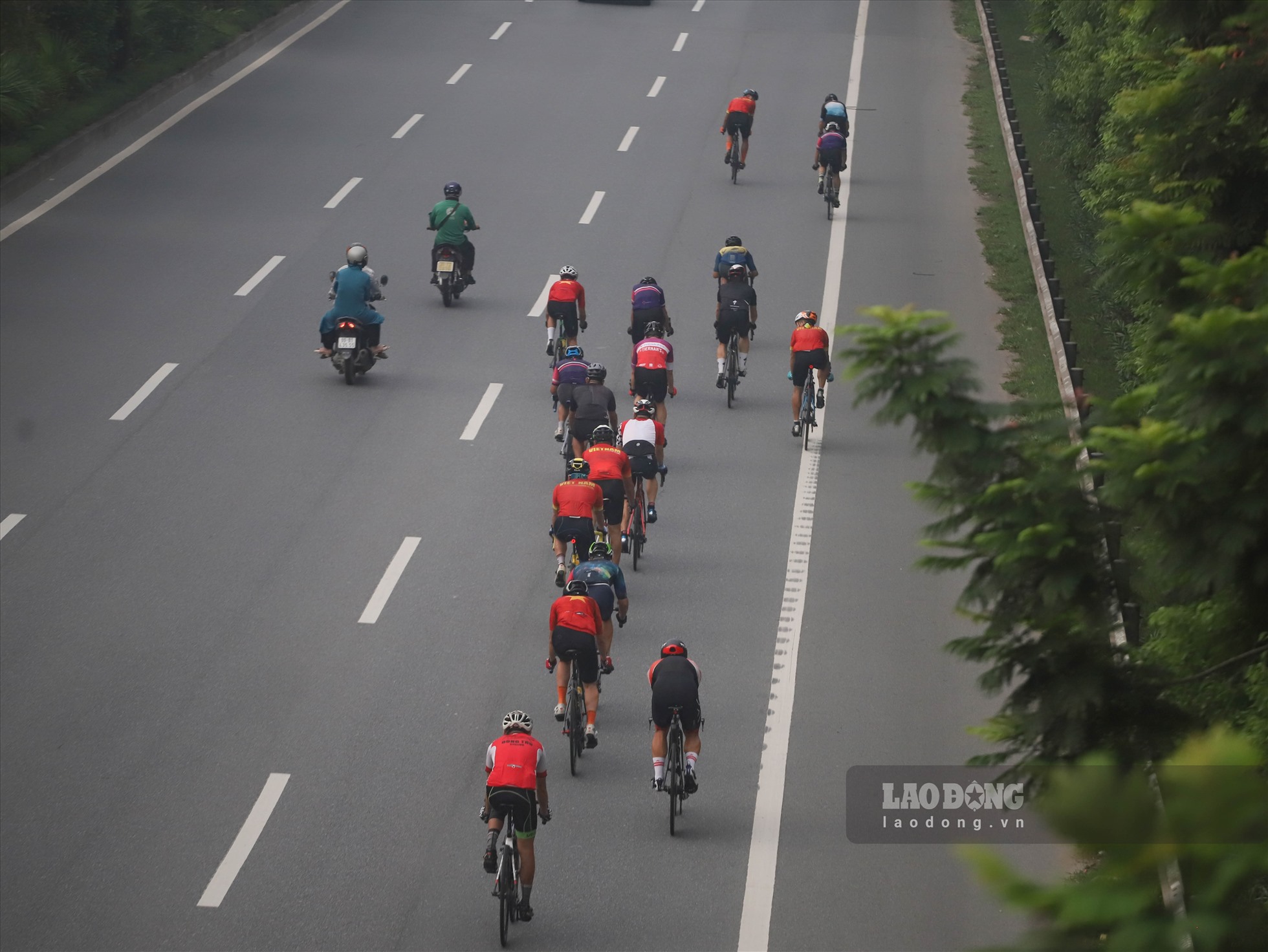 Tuy nhiên, đến nay, tình trạng đoàn người đạp xe thể dục sáng sớm vào làn đường cấm, đường cao tốc vẫn tiếp diễn.