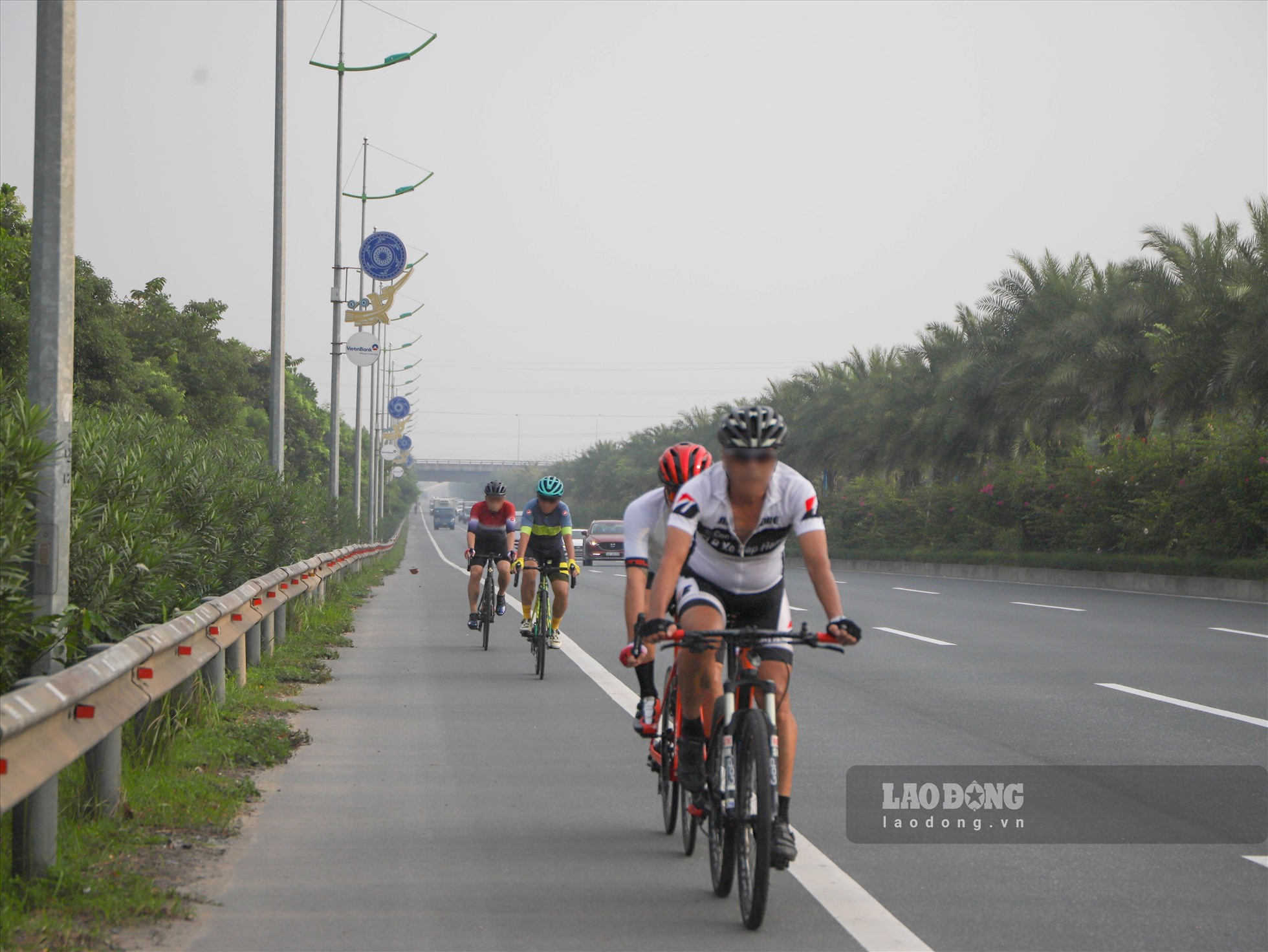 Theo anh Đức, một trong những nguyên nhân các đoàn đạp xe thường chọn tuyến đường này để luyện tập là do đường này rộng, không ùn tắc, mặt đường đẹp, trong bối cảnh Việt Nam hiện chưa có làn đường dành riêng cho xe đạp.