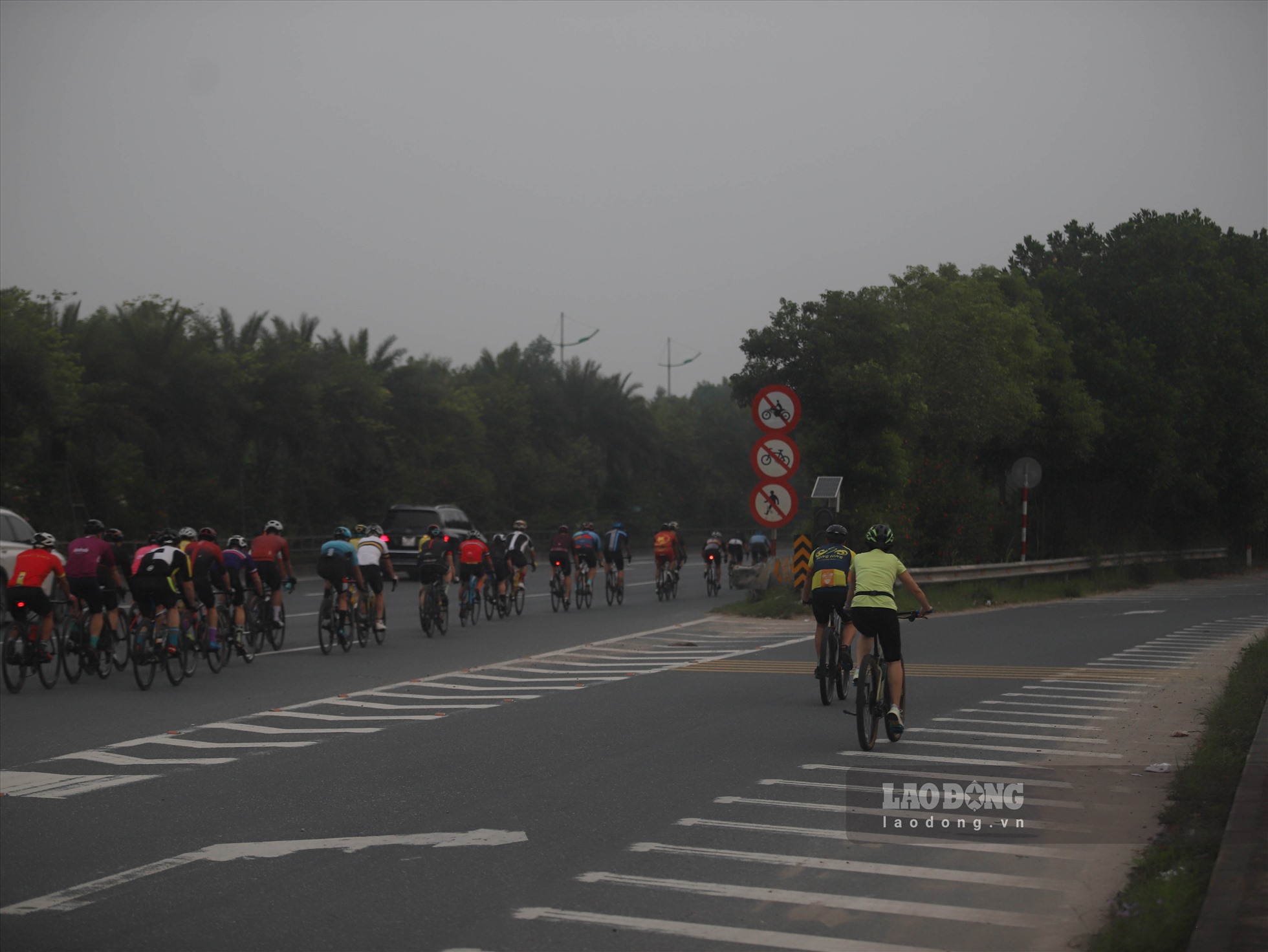 Đường Võ Nguyên Giáp có 6 làn dành riêng cho ô tô, tốc độ tối đa 80-90km/h. Đây cũng là tuyến đường CSGT thường xuyên thực hiện các cuộc đón, dẫn đoàn từ sân bay Nội Bài về trung tâm TP Hà Nội.