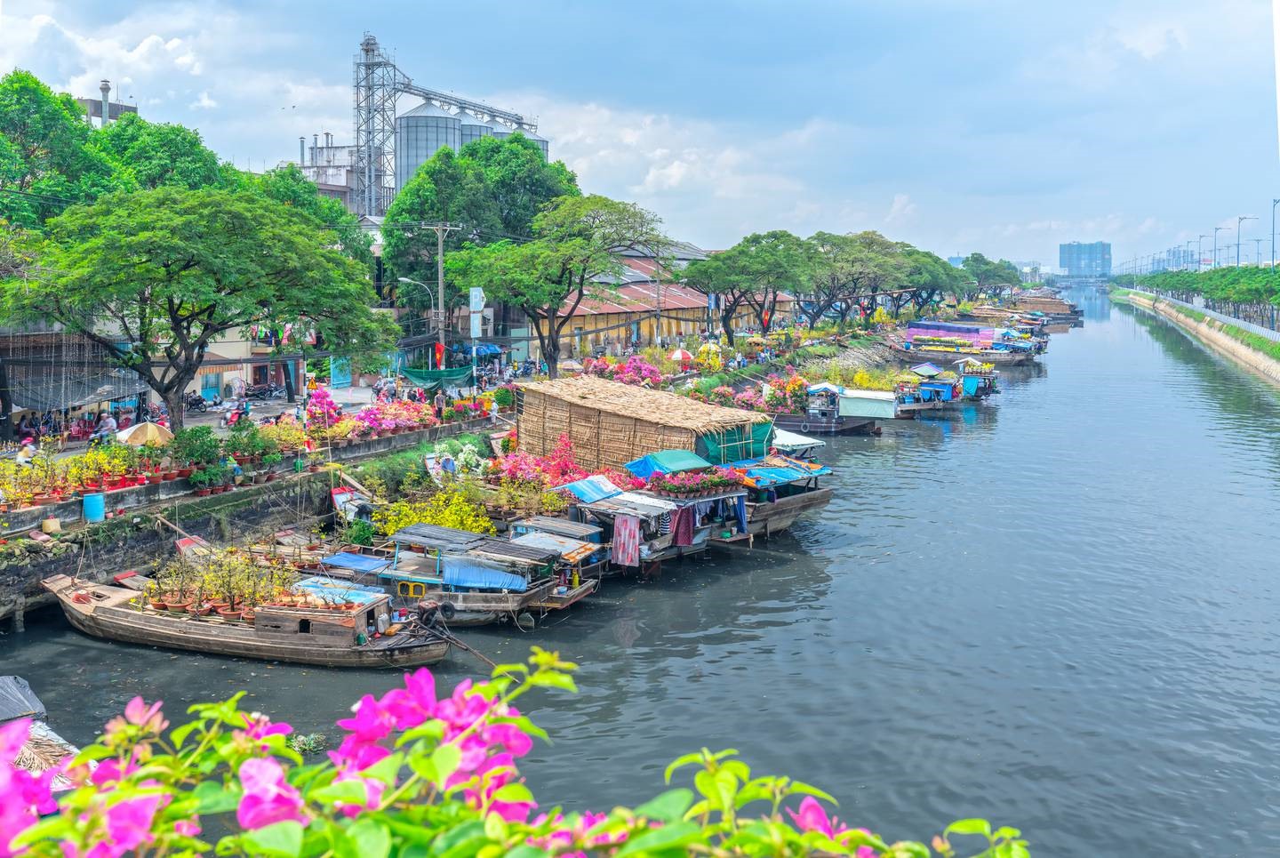Chợ hoa nổi rất phổ biến với người dân địa phương. Ảnh: 123rf