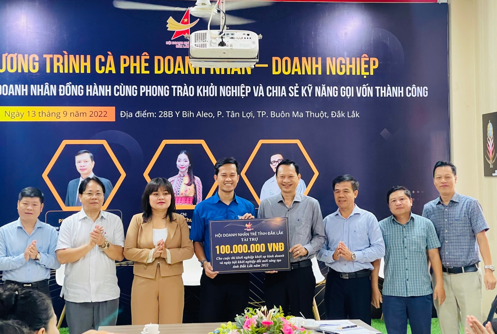 Lãnh đạo Hội doanh nhân trẻ tỉnh Đắk Lắk trao kinh phí tài trợ cho cuộc thi khởi nghiệp, khởi sự kinh doanh tỉnh Đắk Lắk năm 2022. Ảnh: B.T