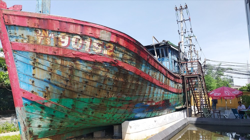 Hình ảnh tàu cá ĐNa -thời điểm mới đưa về Nhà trưng bày và hiện nay.