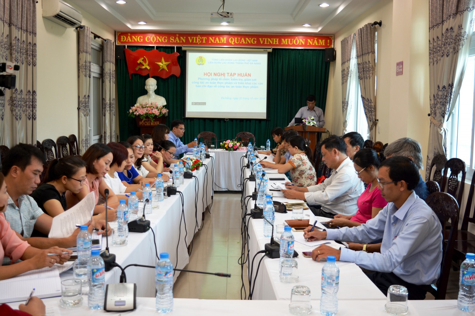 LĐLĐ thành phố Đà Nẵng triển khai kiến thức ATVSTP cho các doanh nghiệp, bếp ăn tập thể ở doanh nghiệp. Ảnh: Tường Minh