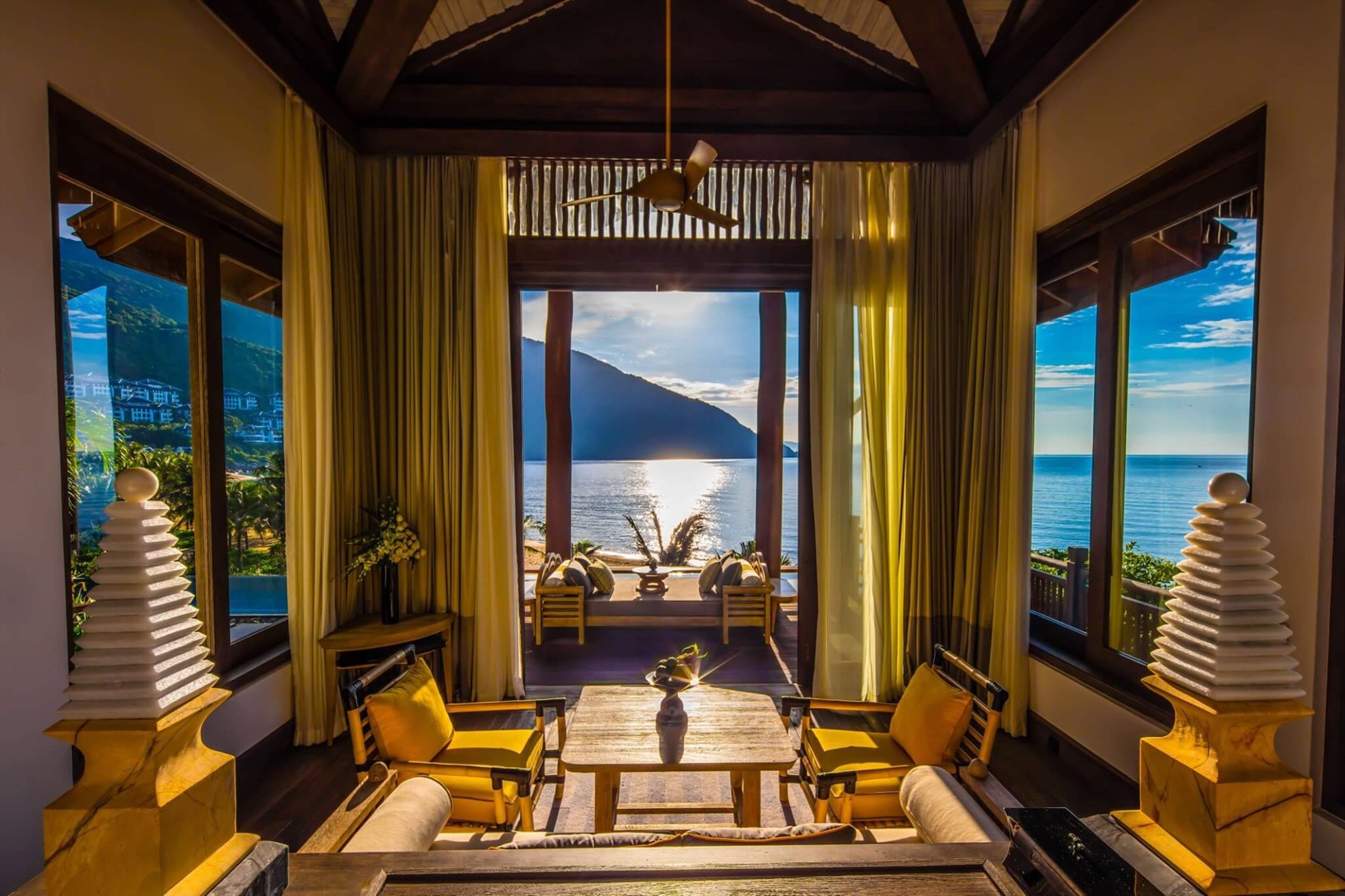 Phòng ngủ được bày trí tiện nghi bằng những chất liệu thuần Việt như tre nứa. Ảnh: InterContinental Danang Sun Peninsula Resort.