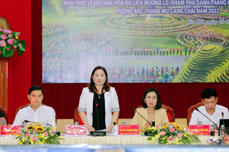 Bà Vũ Thị Hiền Hạnh - Phó Chủ tịch UBND tỉnh chủ trì và phát biểu tại buổi họp báo. Ảnh: Văn Đức.