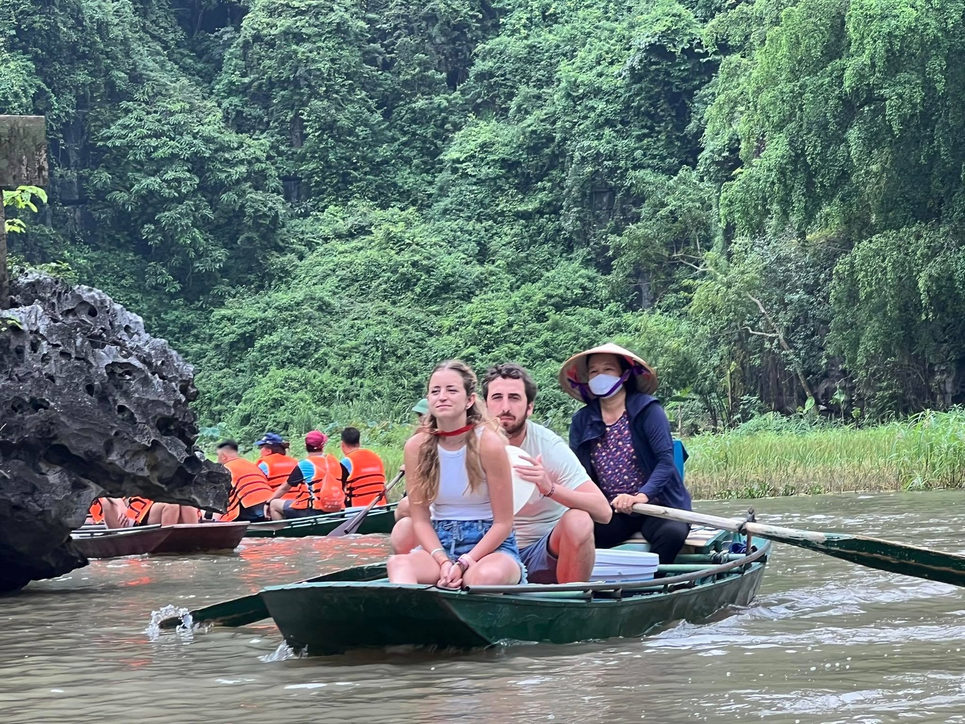 Khách nước ngoài khám phá Tràng An khi du lịch Ninh Bình. Ảnh: Trung Nghĩa