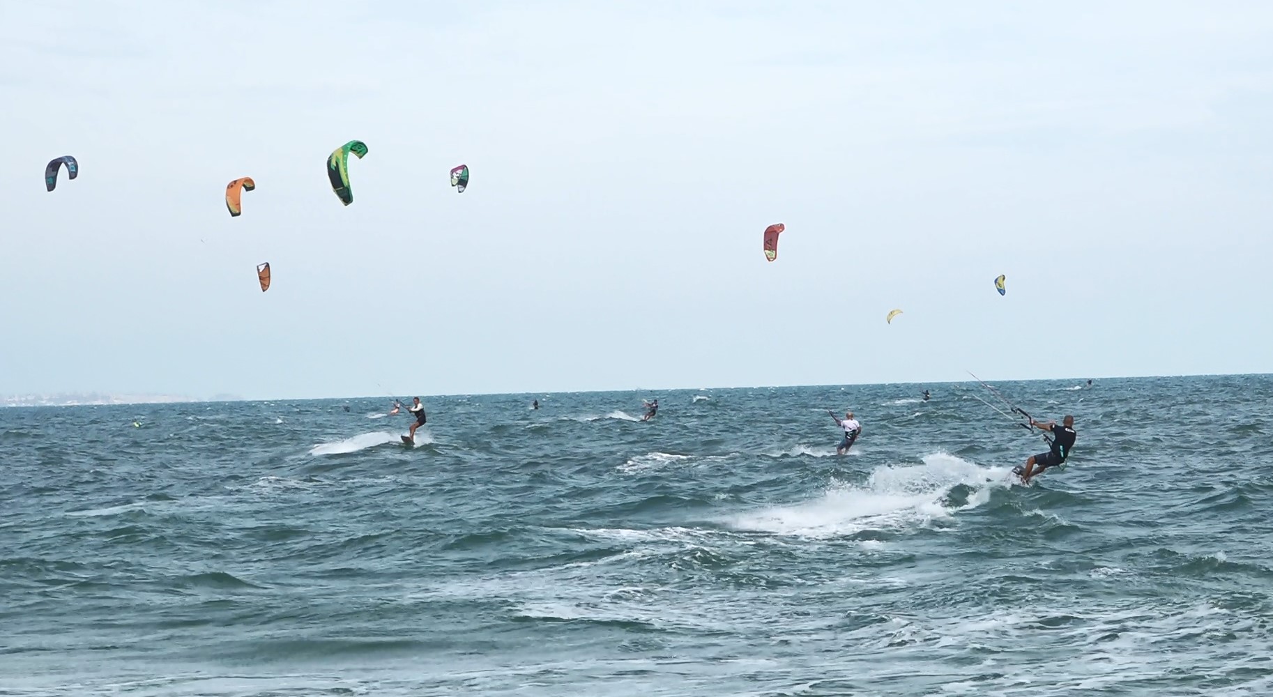Du khách thích thú lướt ván diều trên biển Mũi Né. Ảnh: DT
