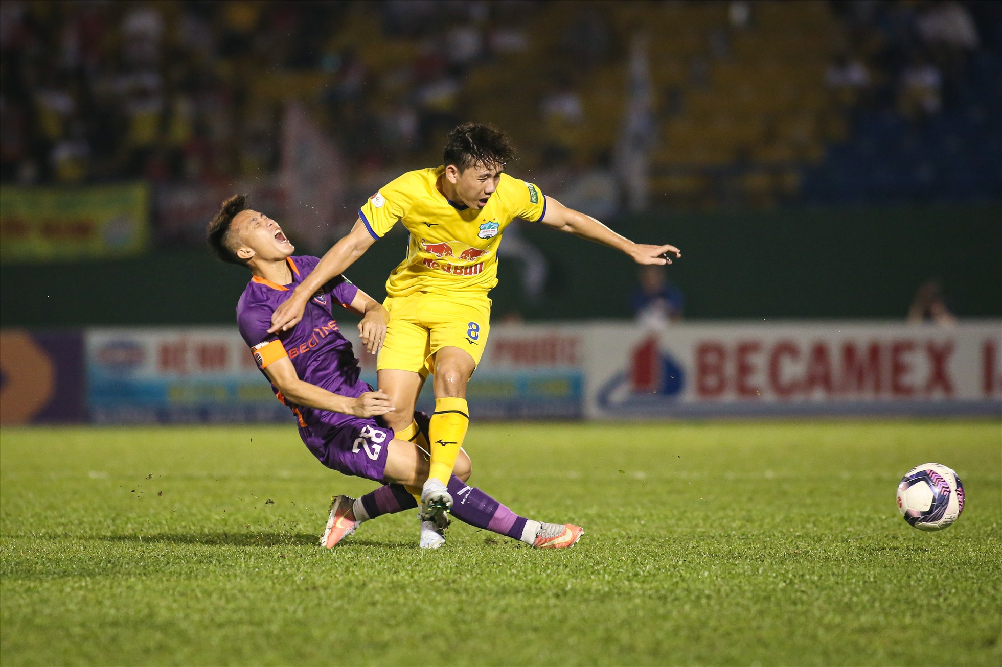 Bước sang hiệp 2, Hoàng Anh Gia Lai vẫn là đội thi đấu chủ động hơn.
