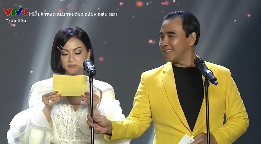 MC Quyền Linh và Hà Phương đọc sai tên phim “11 tháng 5 ngày” trong lễ trao giải Cánh diều 2021. Ảnh: CMH.