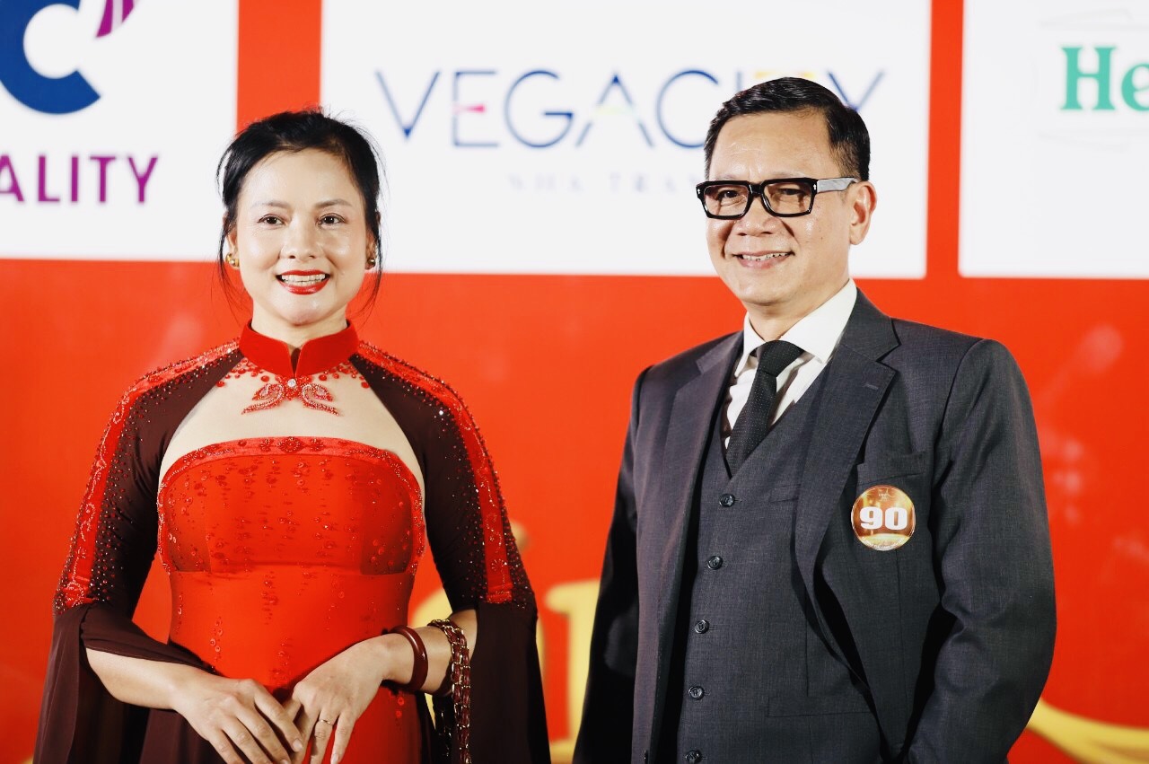 Vợ chồng nghệ sĩ Phạm Cường -Thu Quế rạng rỡ trên thảm đỏ tại lễ trao giải Cánh diều 2021.