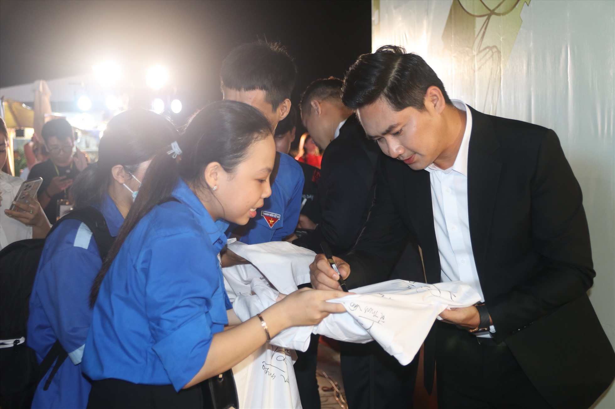 Không chỉ là chụp ảnh, những màn xin chữ ký thần tượng trên áo cũng được nhiều bạn trẻ Nha Trang chuẩn bị.