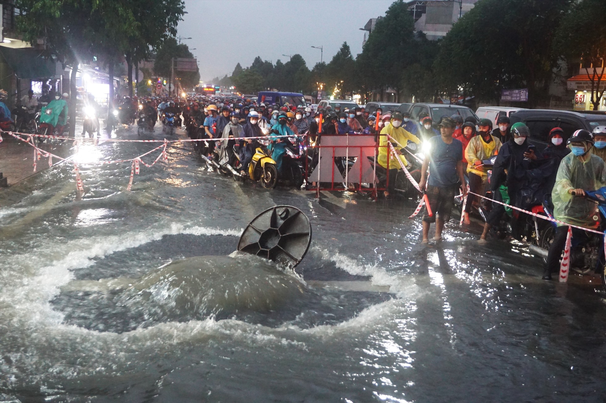 Ngập nước trên đường Phạm Văn Đồng qua Thành phố Thủ Đức.