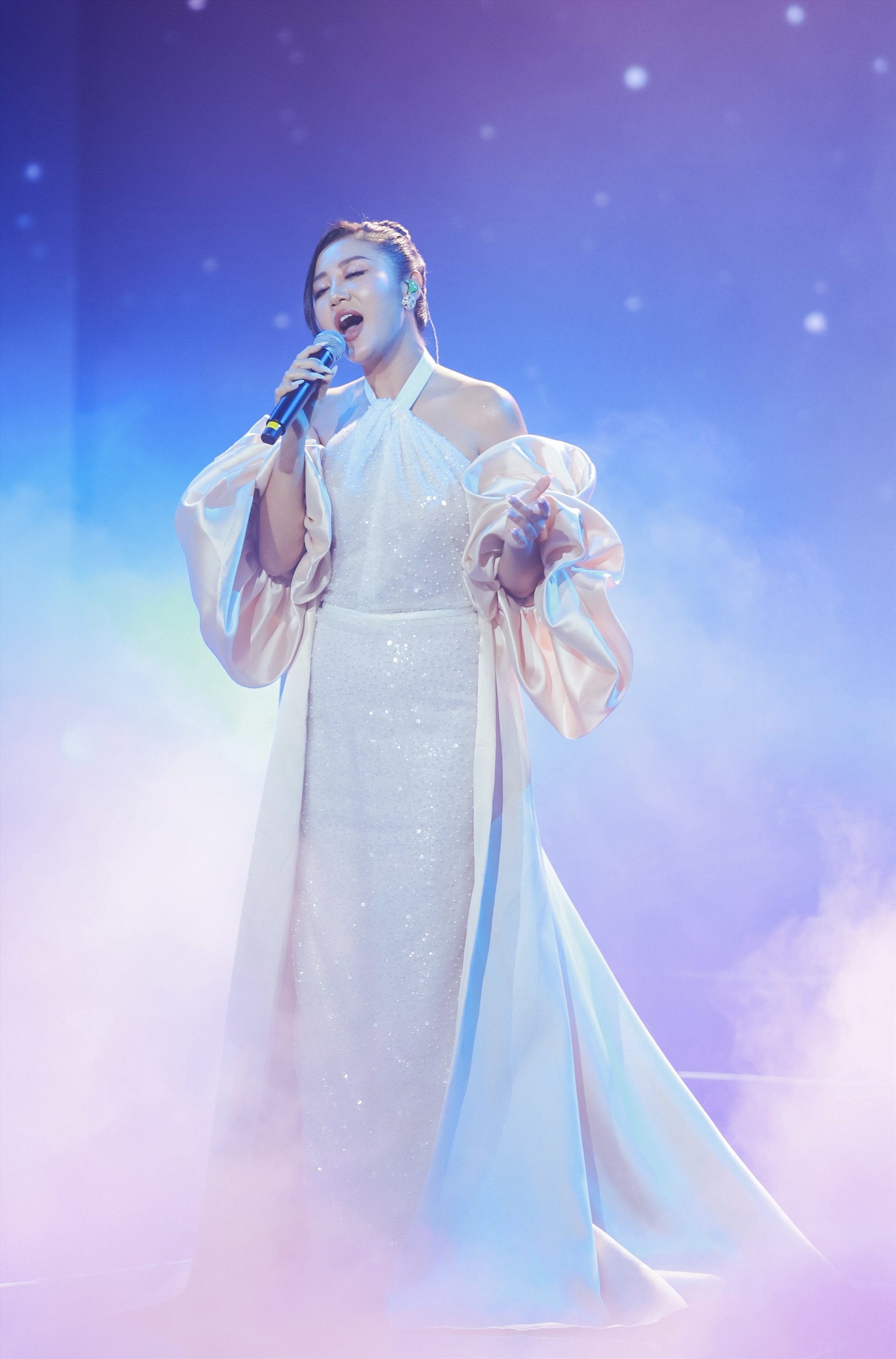 Ngay sau đêm nhạc riêng, Văn Mai Hương tiếp tục xuất hiện tại chung kết cuộc thi “Miss Peace Vietnam 2022”. Trong chương trình, nữ ca sĩ tự tin khoe  giọng hát đầy nội lực khi thể hiện ca khúc “Never Enough”. Ảnh: NSCC.