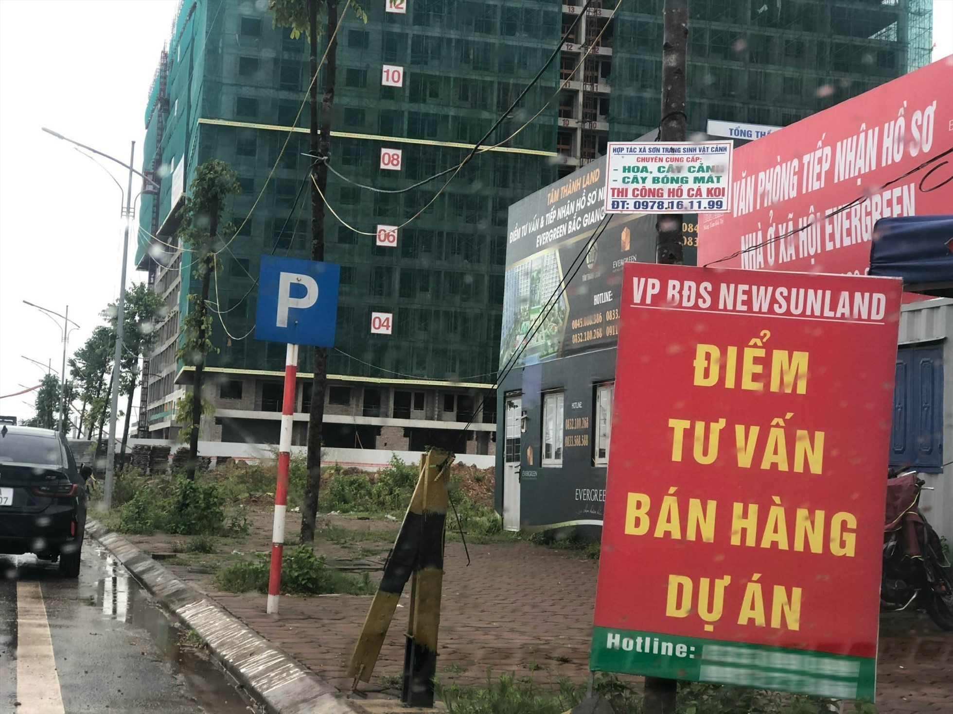 Các sàn giao dịch bất động sản đặt lại các điểm tư vấn tại dự án Evergreen Bắc Giang từ tháng 5.2022. Ảnh: PV