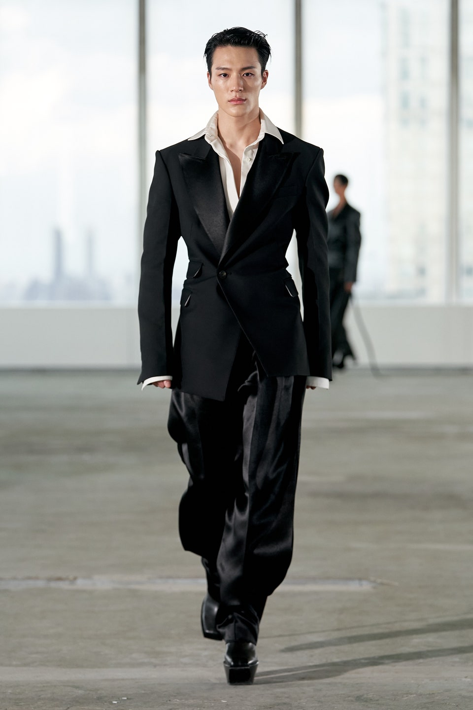 Jeno (NCT) tự tin sải bước trên sàn runway tại Tuần lễ Thời trang New York. Ảnh: Vogue