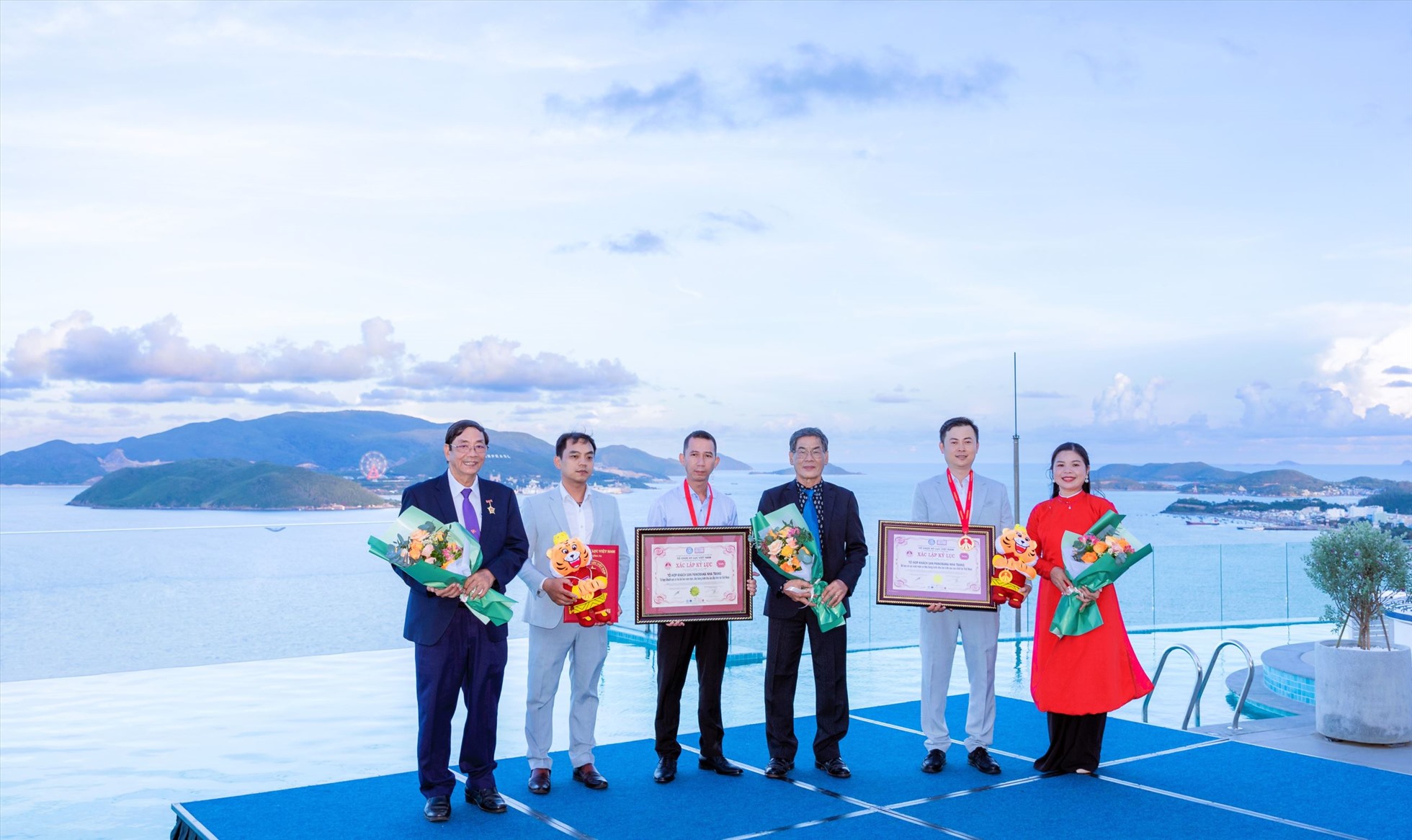 Tổ hợp Khách sạn Panorama Nha Trang xác lập 2 Kỷ lục Việt Nam với bể bơi vô cực đáy kính ấn tượng. Ảnh Vietkings