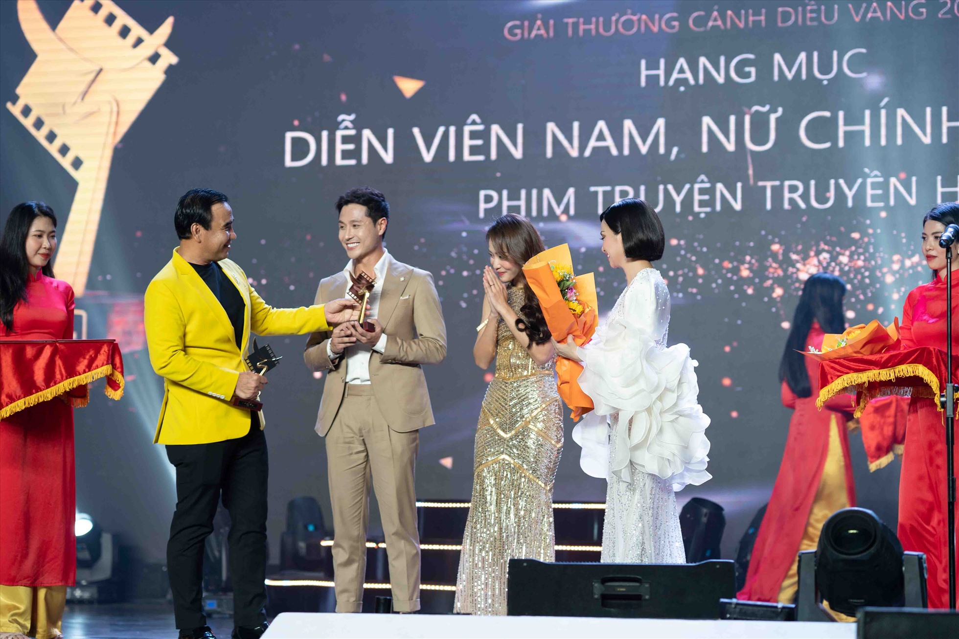 Ngoài việc thu hút ống kính với sắc vóc, Hà Phương cùng nghệ sĩ Quyền Linh là khách mời vinh dự lên sân khấu để công bố, trao giải thưởng cho Thanh Sơn - Khả Ngân (phim” 11 tháng 5 ngày”) ở hạng mục Nam - nữ diễn viên chính xuất sắc mảng truyền hình. Ảnh: NSCC.