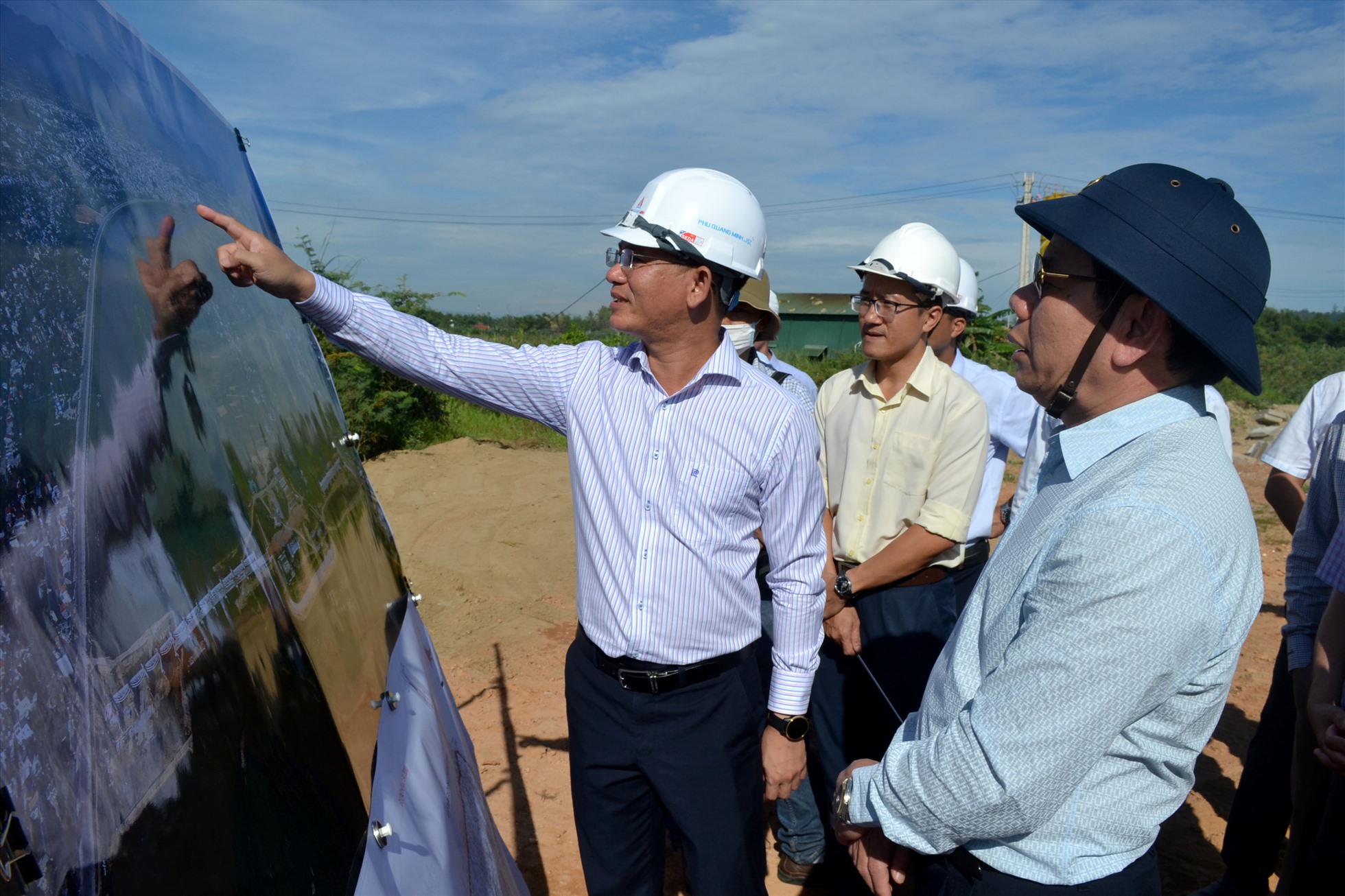 Chủ đầu tư báo cáo tiến độ thực hiện dự án với ông Đặng Văn Minh- Chủ tịch UBND tỉnh Quảng Ngãi.