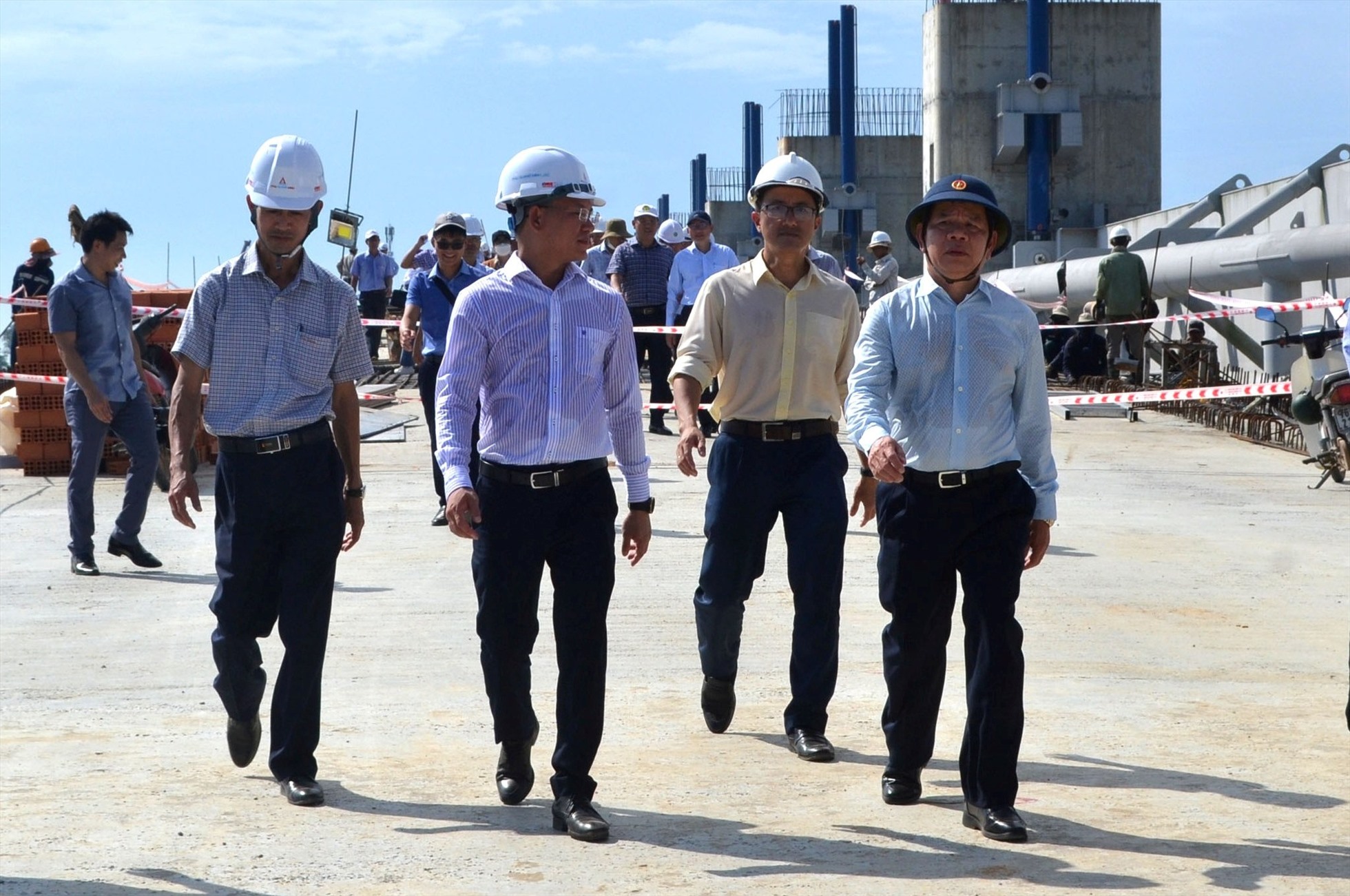 Ông Đặng Văn Minh- Chủ tịch UBND tỉnh Quảng Ngãi cùng lãnh đạo các sở ban ngành, kiểm tra thực tế tiến độ dự án đập dâng hạ lưu sông Trà Khúc.