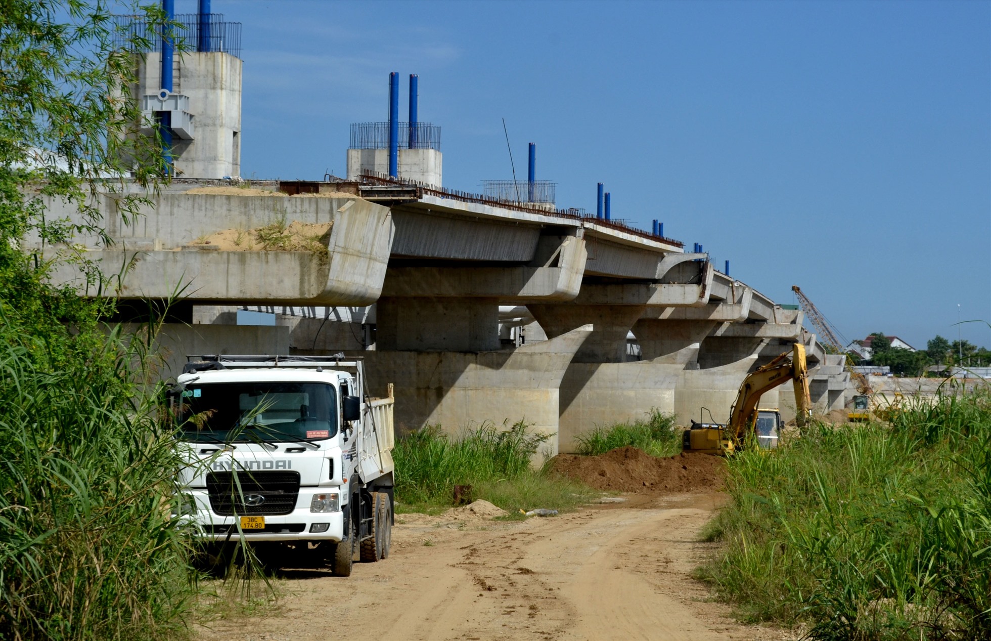 Dự án đập dâng hạ lưu sông Trà Khúc do Ban Quản lý dự án đầu tư xây dựng các công trình giao thông tỉnh Quảng Ngãi làm chủ đầu tư, với tổng kinh phí khoảng 1.498 tỉ đồng.