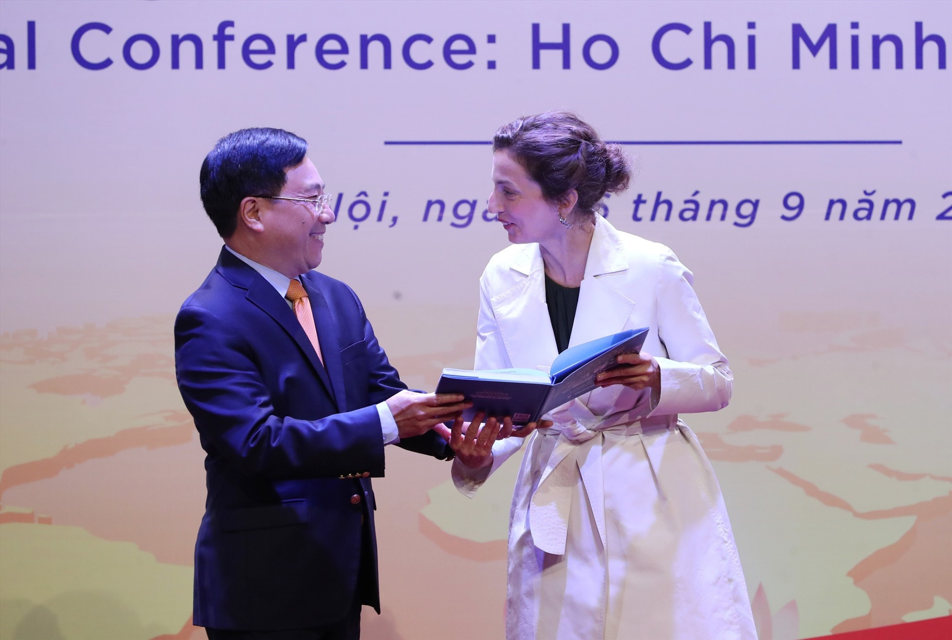 Phó Thủ tướng Thường trực Chính phủ Phạm Bình Minh đã trân trọng trao tặng cuốn sách cho Tổng Giám đốc UNESCO Audrey Azoulay. Ảnh: Thanh Hà