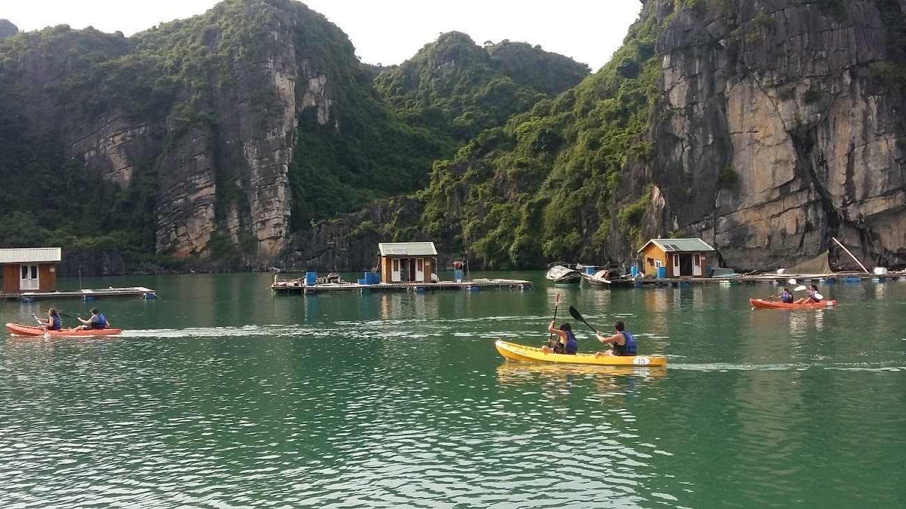 Du khách chèo kayak tham quan làng chài Vùng Viêng. Ảnh: Nguyễn Hùng