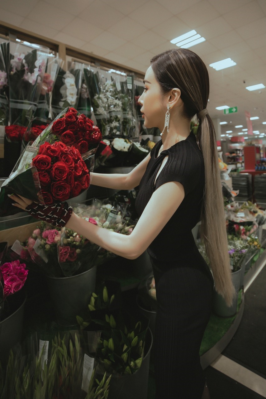 Hoa hậu Hoàng Dung lựa chọn bó hoa hồng nhung đỏ