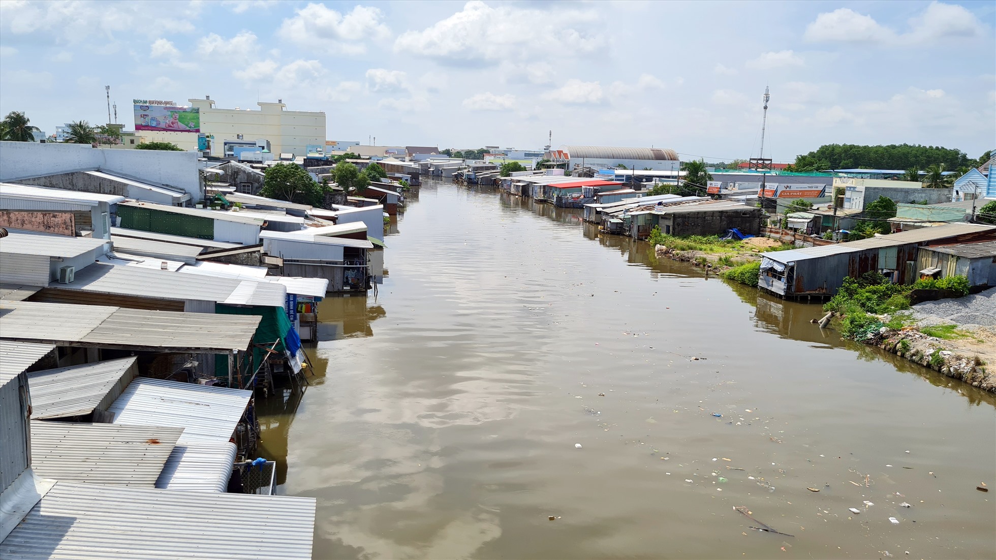 Tốc độ phát triển đô thị tỉnh Cà Mau được cho là chậm. Trong ảnh, dãy nhà ven sông thuộc phường 6 Thành phố Cà Mau. Ảnh: Nhật Hồ