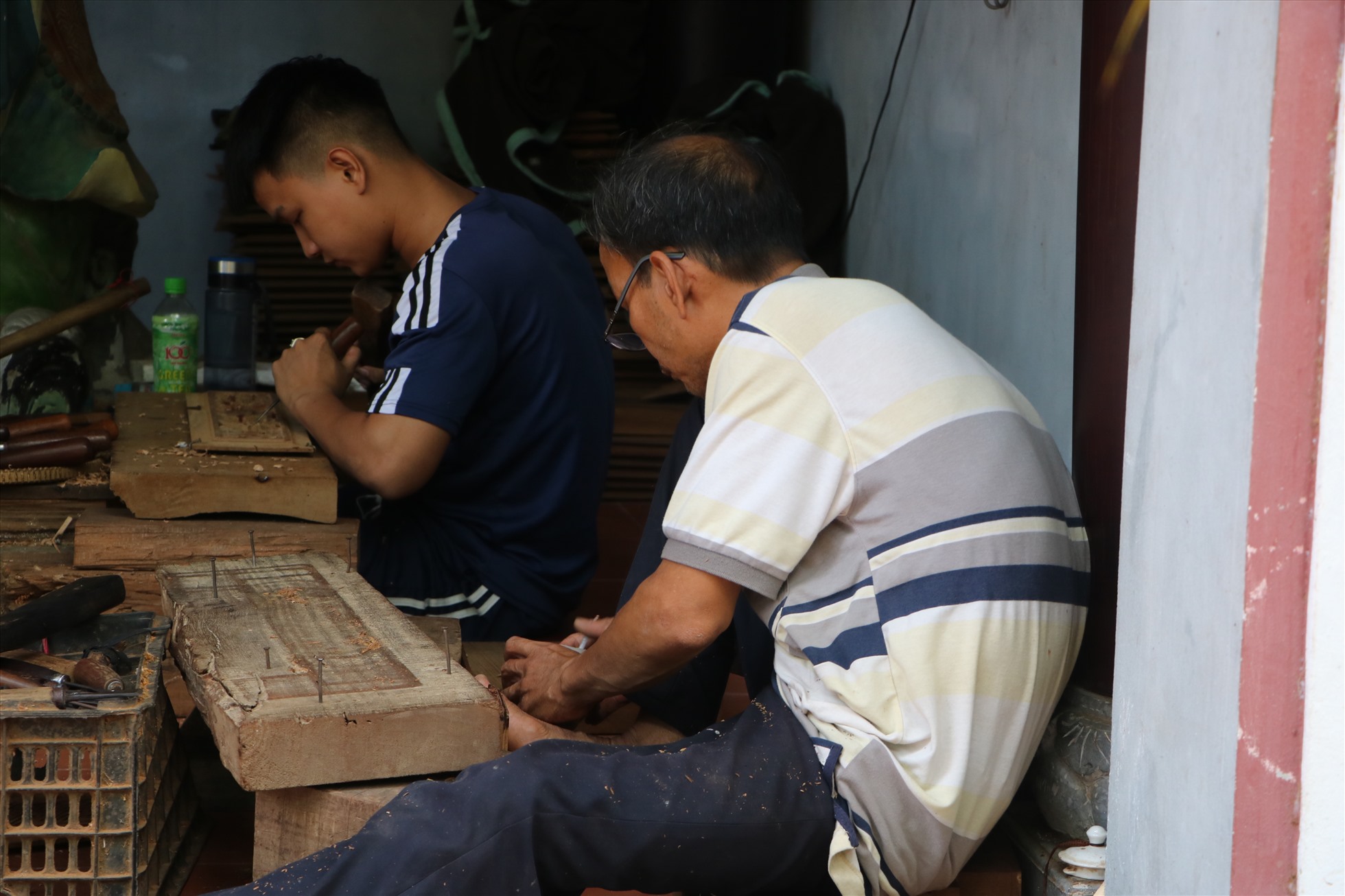 Các thợ sửa chữa các phần gỗ của ngôi chùa để lắp lại khi di chuyển thành công.