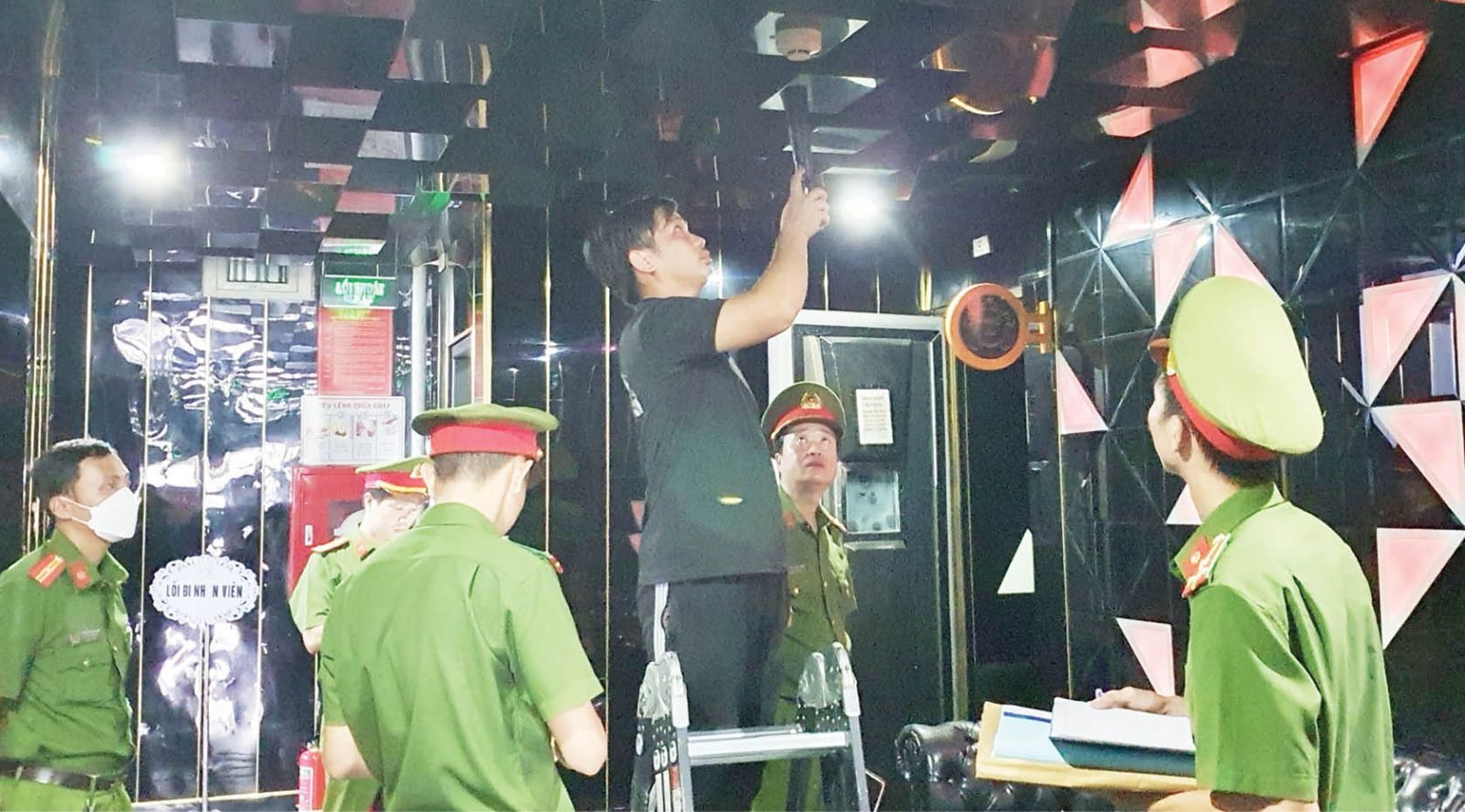 Lực lượng công an kiểm tra công tác PCCC tại karaoke Win Win.