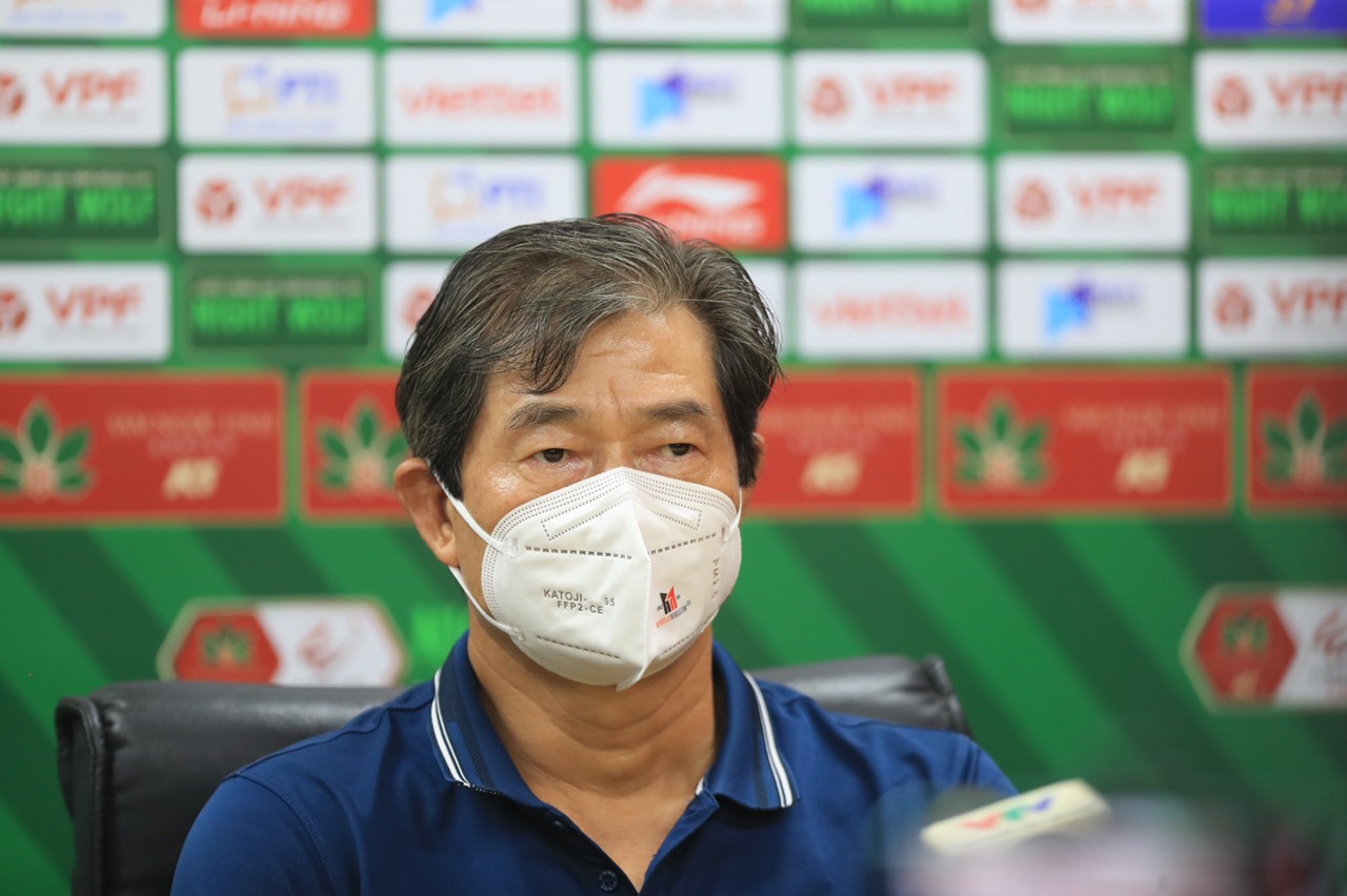 Huấn luyện viên Bae Ji-won đánh giá cao màn trình diễn của các cầu thủ trong chiến thắng cách biệt 4-0 trước Nam Định. Ảnh: Minh Dân