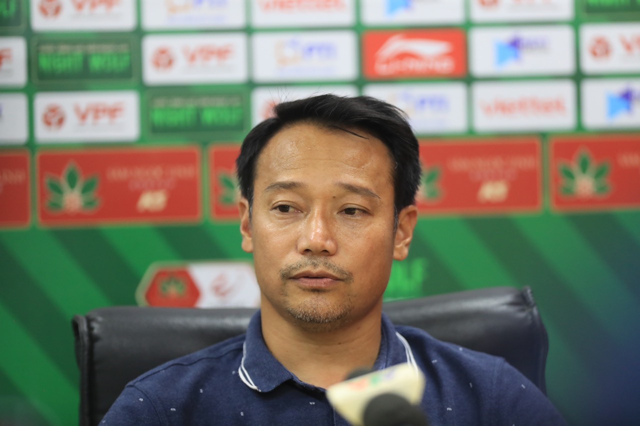 Huấn luyện viên Vũ Hồng Việt tin tưởng vào khả năng trụ hạng của Nam Định. Ảnh: Minh Dân