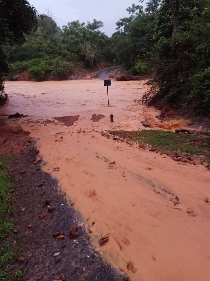 Nhiều tuyến đường bị ngập, sạt lở do mưa lớn. Ảnh: QĐ