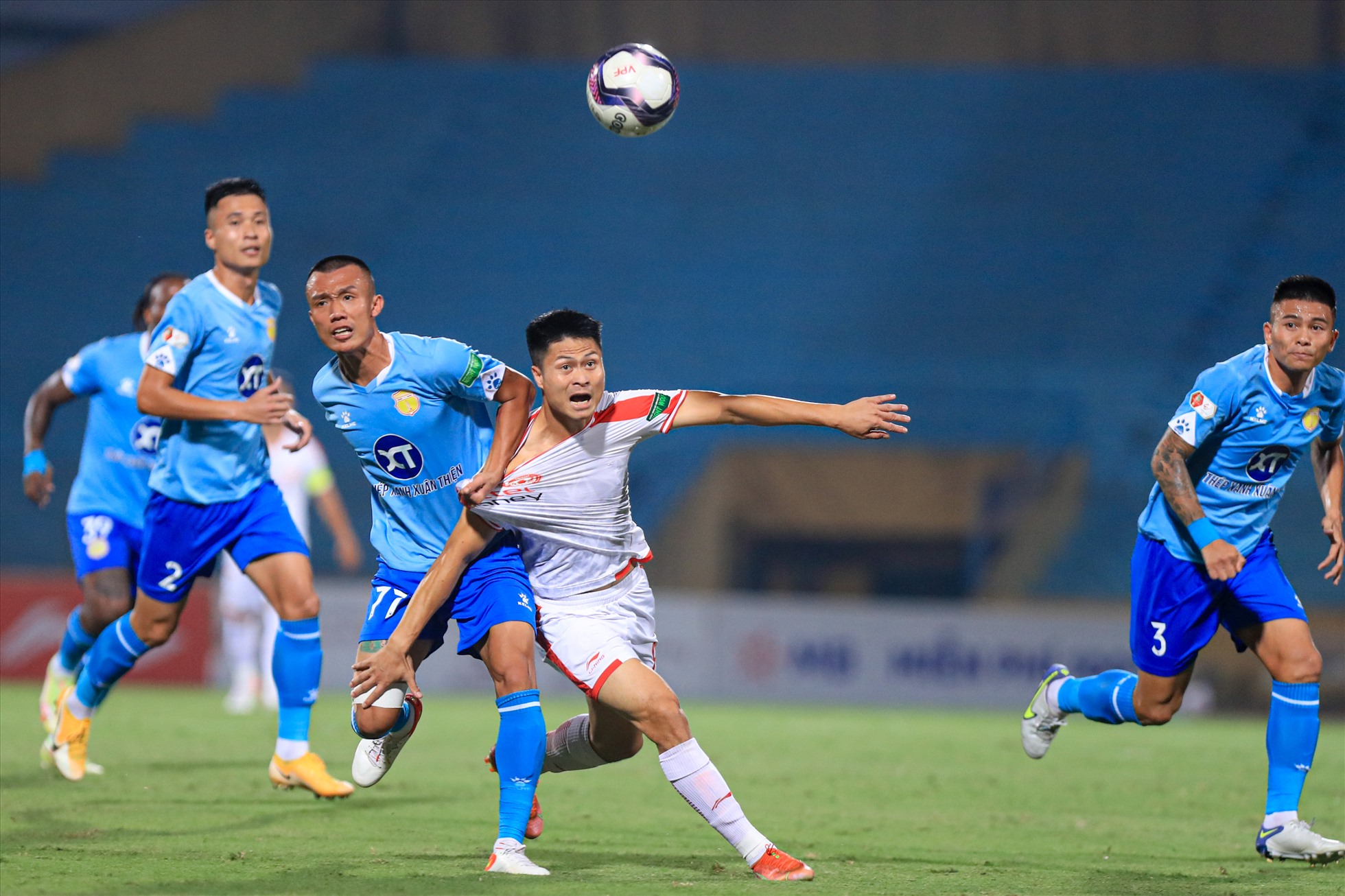 Trận đấu giữa Viettel và Nam Định diễn ra kịch tính, hấp dẫn ngay từ đầu. Đội chủ sân Hàng Đẫy chủ động đẩy cao đội hình chơi tấn công.