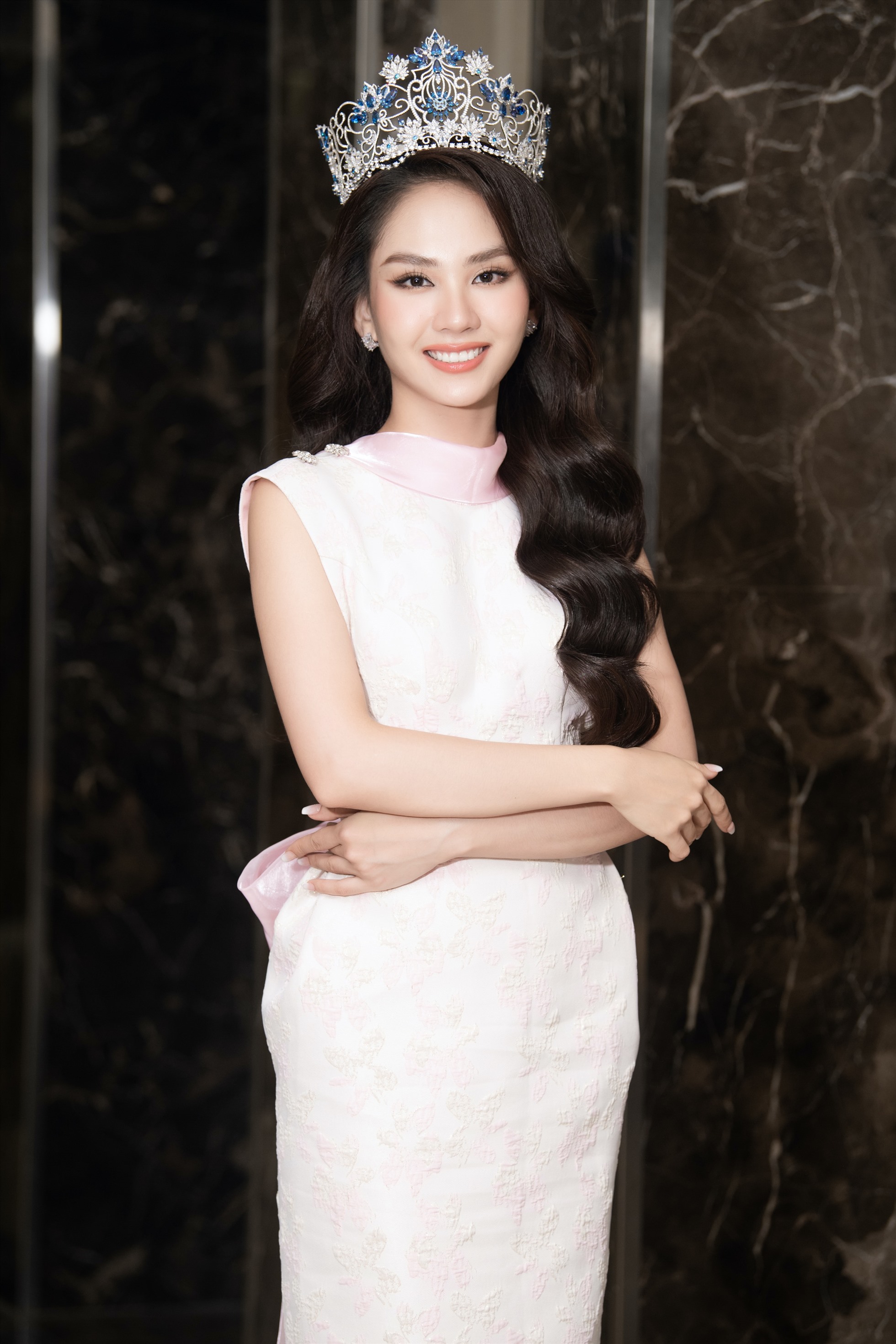 Huỳnh Nguyễn Mai Phương là hoa hậu đầu tiên bán vương miện chỉ sau 1 tháng đăng quang. Ảnh: MWVN.