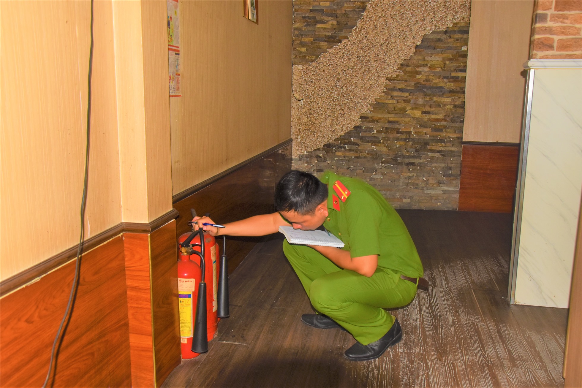 Lực lượng Công An kiểm tra bình chữa cháy và thực tế so với bản vẽ thiết kế. Ảnh: Th.N