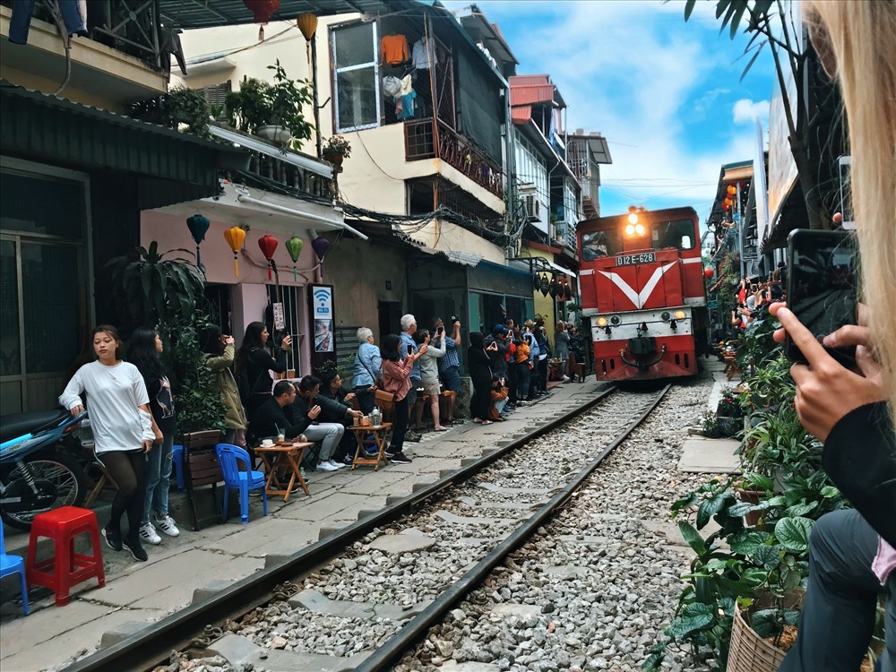 Phố cà phê đường tàu trở thành điểm du lịch hấp dẫn cho du khách nước ngoài đến Hà Nội.