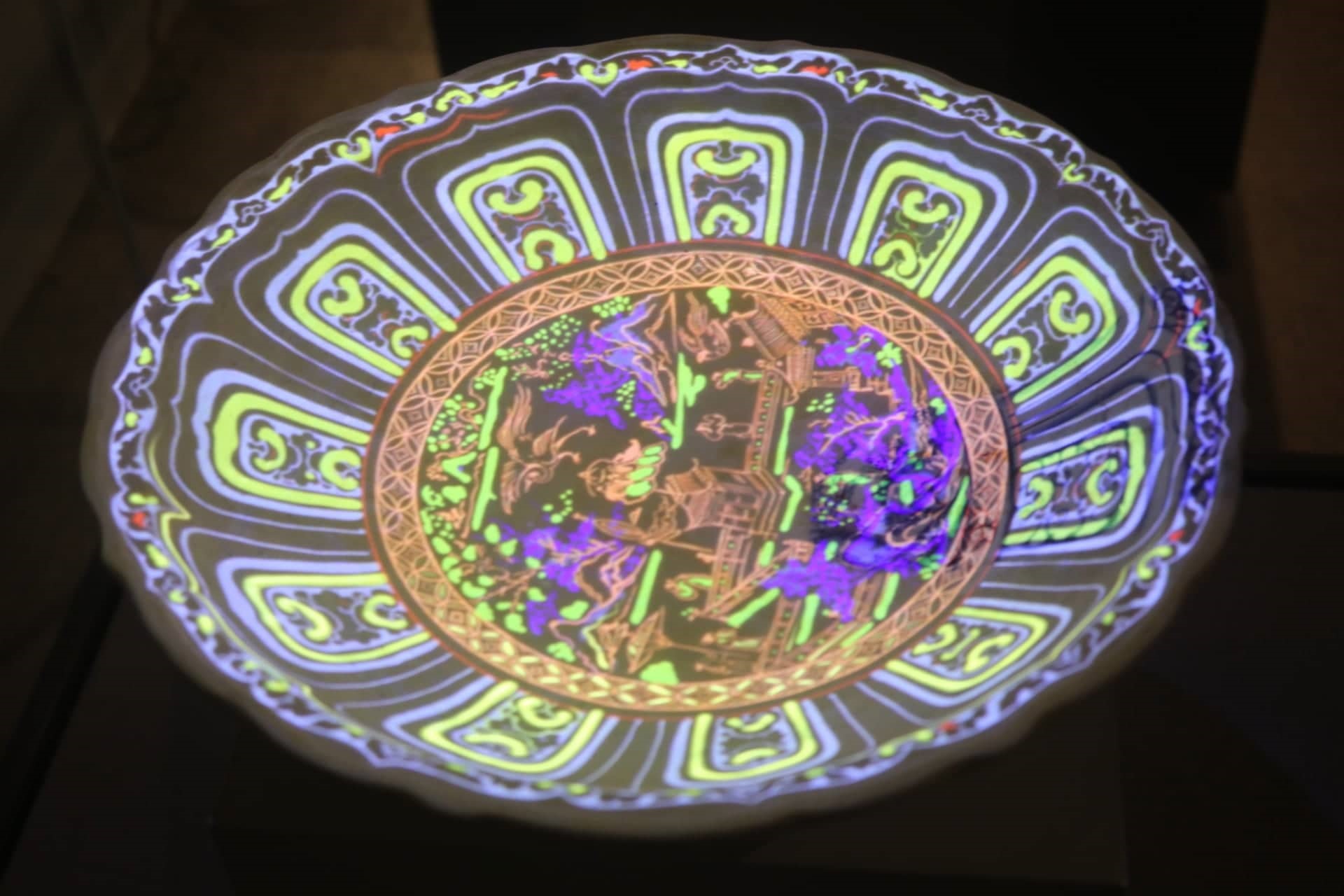 Đĩa gốm vẽ nhiều màu thời Lê sơ được tái hiện lại nhờ áp dụng công nghệ trình chiếu 3D mapping mô phỏng.