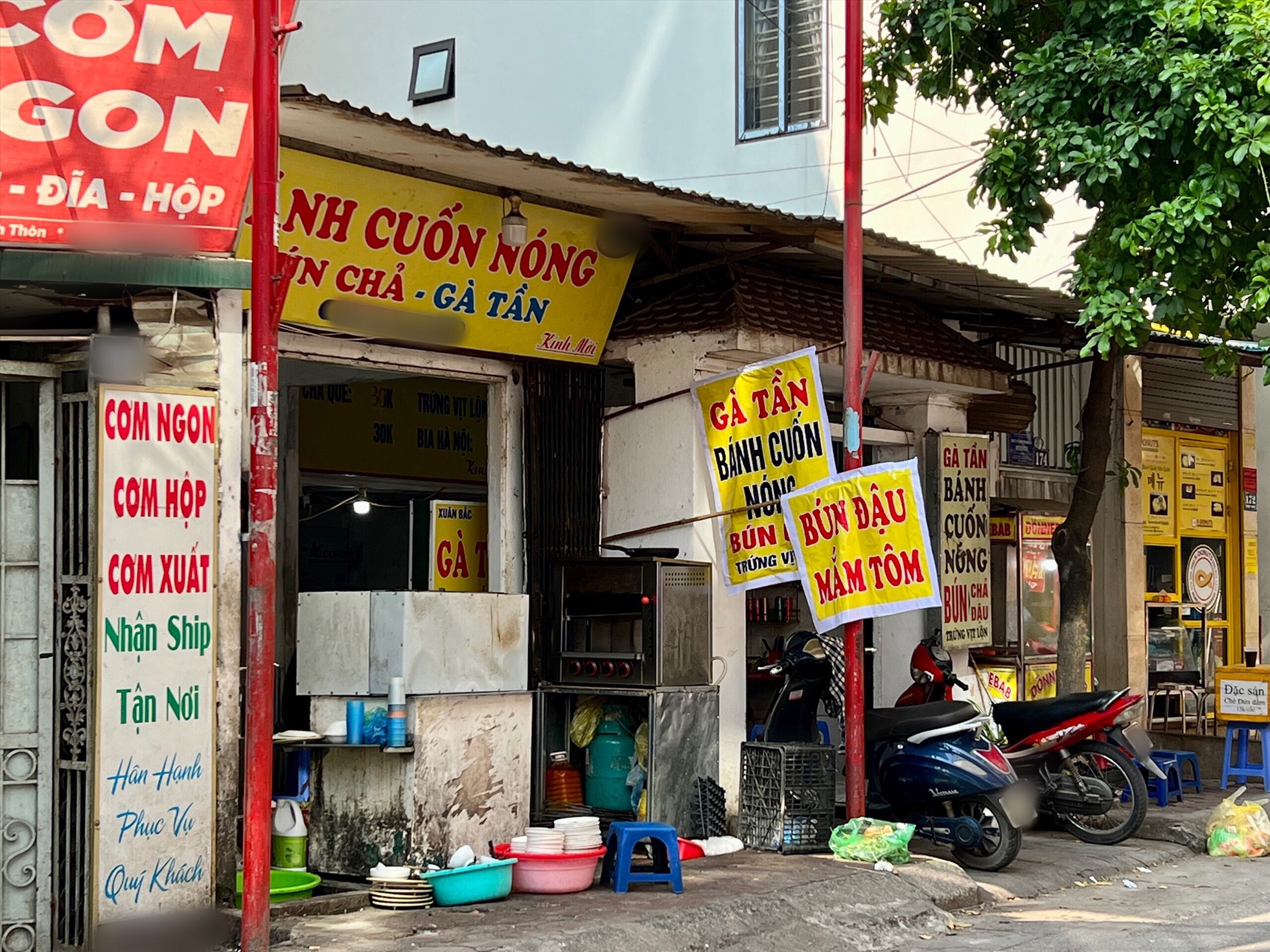 Nhiều cửa hàng thậm chí còn tự bắt vít, hàn giá đỡ để treo biển phụ. Ảnh: Nguyễn Thúy.