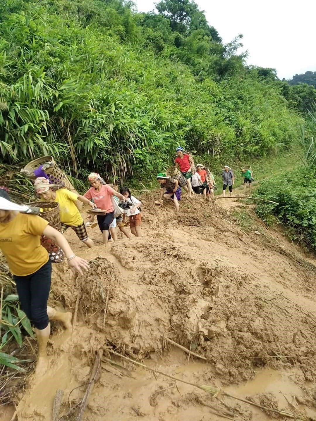 Mưa lũ, sạt lở đất đã làm cho việc đi lại ở nhiều địa bàn thuộc huyện Kỳ Sơn vốn đã khó khăn nay lại càng thêm gian nan, vất vả.