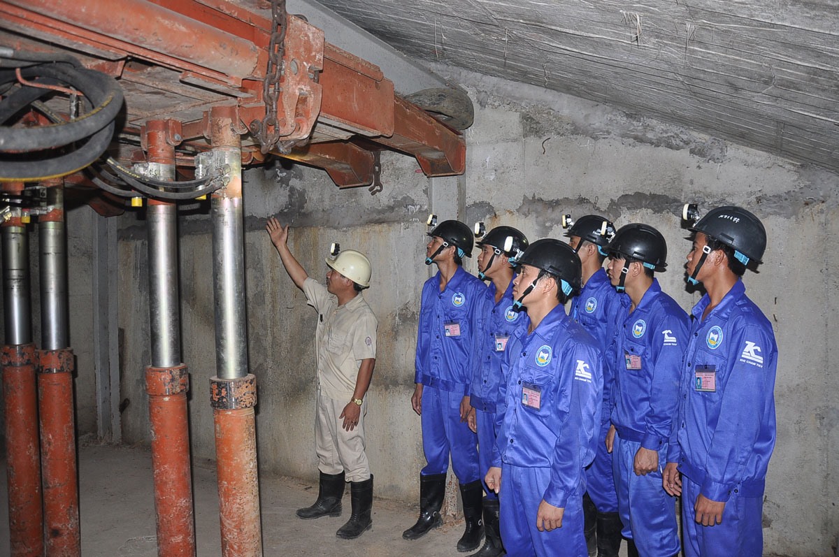 Hướng dẫn thực tập nghề khai thác mỏ hầm lò tại Phân hiệu Đào tạo Hoành Bồ, TP.Hạ Long. Ảnh: CTV
