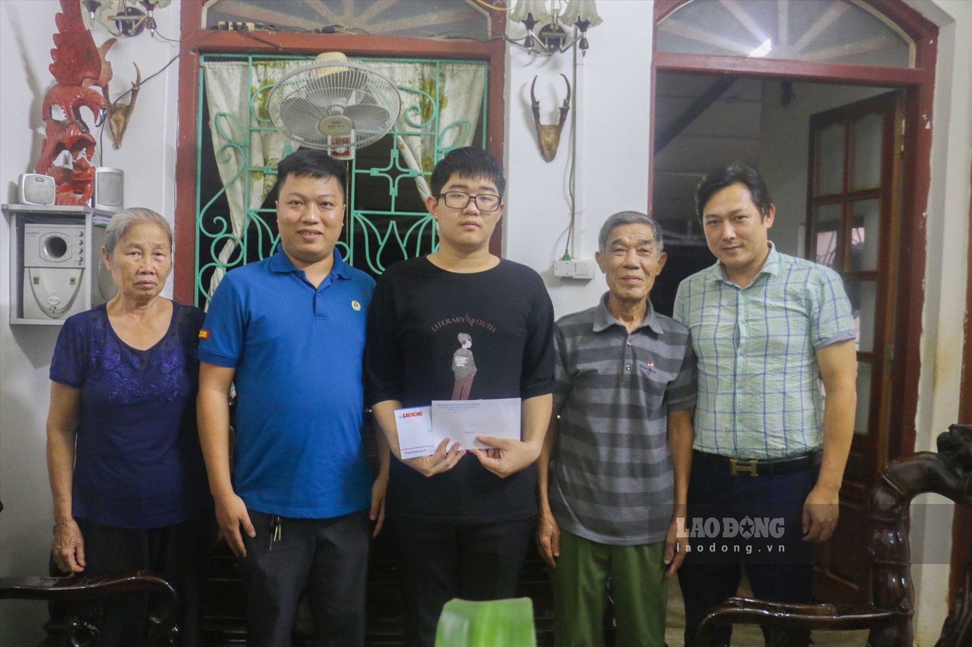 Những món quà động viên đã trao tay chàng thí sinh tài năng đến từ Sơn La.