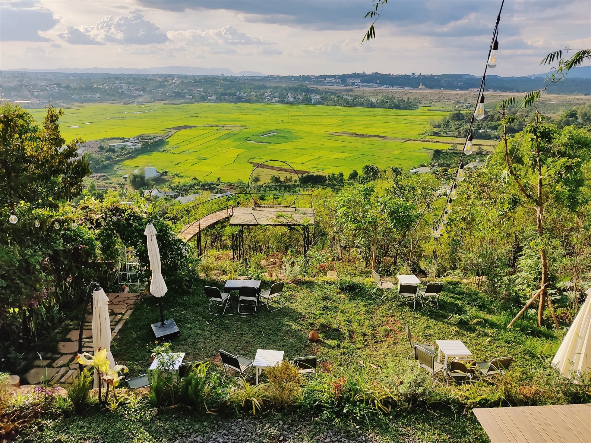 Khung cảnh nhìn từ tiệm cà phê La La Land Ảnh: Fanpage Tiệm cà phê La La Land