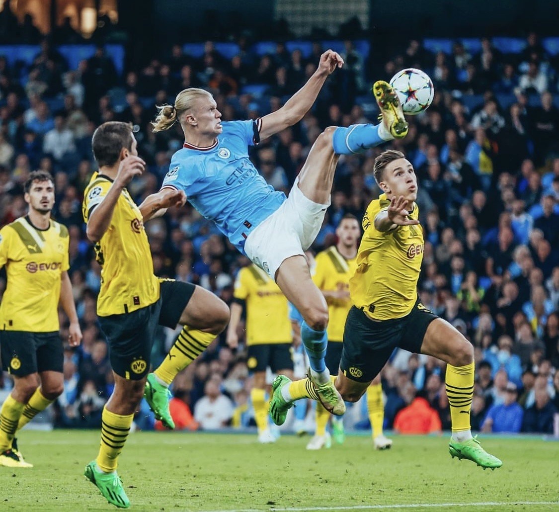 Haaland “tung cánh” để đạp bóng vào lưới Dortmund. Ảnh: UEFA