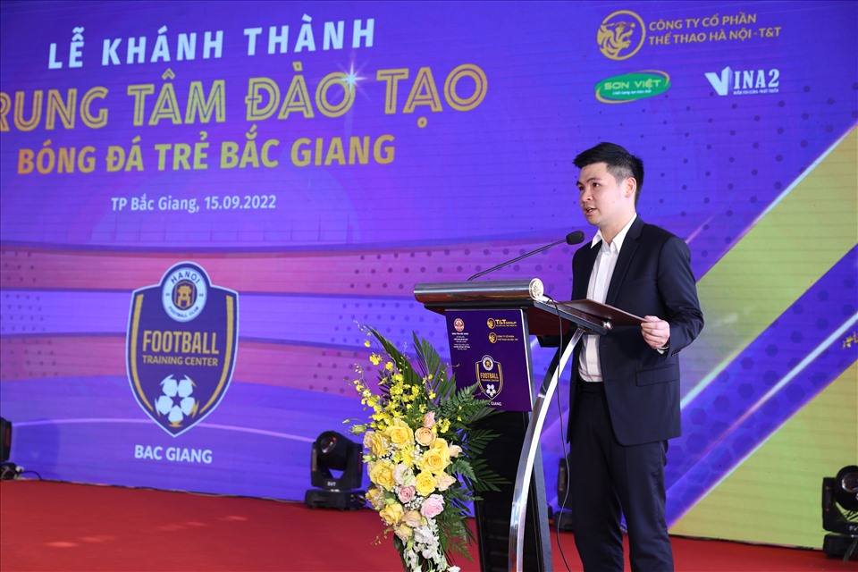 Chủ tịch câu lạc bộ Hà Nội Đỗ Vinh Quang phát biểu tại lễ khánh thành. Ảnh: H.A