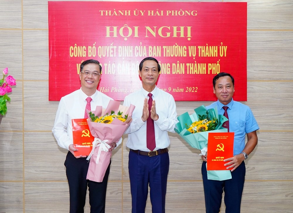 Ông Đỗ Mạnh Hiến – Phó Bí thư Thường trực Thành ủy trao Quyết định và tặng hoa chúc mừng ông Đỗ Đức Hòa và Đỗ Xuân Trịnh, tại Hội Nông dân thành phố. Ảnh: Cổng thông tin điện tử TP Hải Phòng.