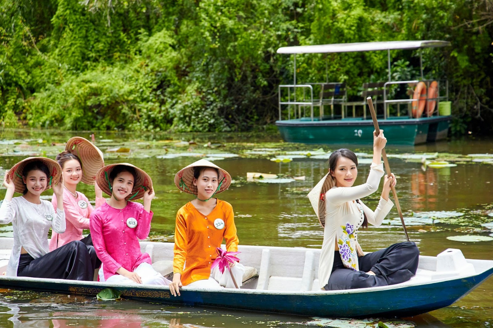 Xuôi trên dòng nước yên bình, xung quanh là rừng cây xanh mướt, trên mặt nước hoa sen ngát hương, 25 thí sinh đã có những phút giây thư giãn trong hành trình chinh phục vương miện của cuộc thi. Ảnh: Hoa khôi Sông Vàm