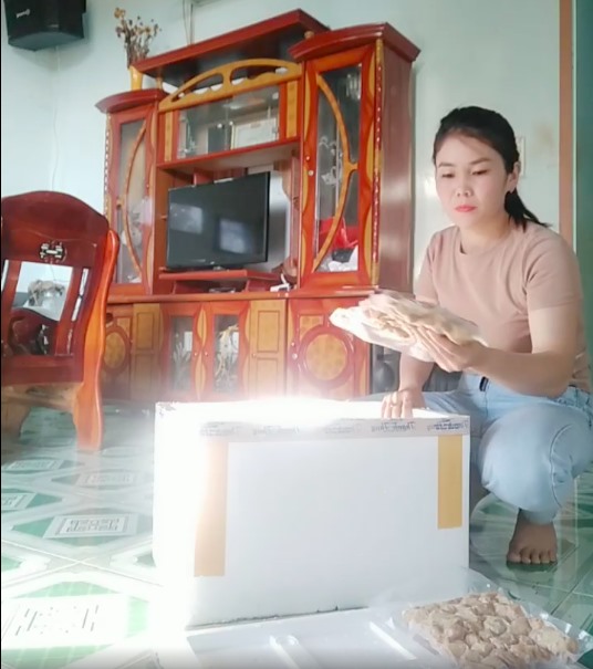 Chị Nguyễn Thị Liên - giáo viên cấp 1 một trường tiểu học ở xã Eatam, huyện Krông Năng, tỉnh Đắk Lắk phải bán thêm hàng để tăng thu nhập cho gia đình. Ảnh: PV.