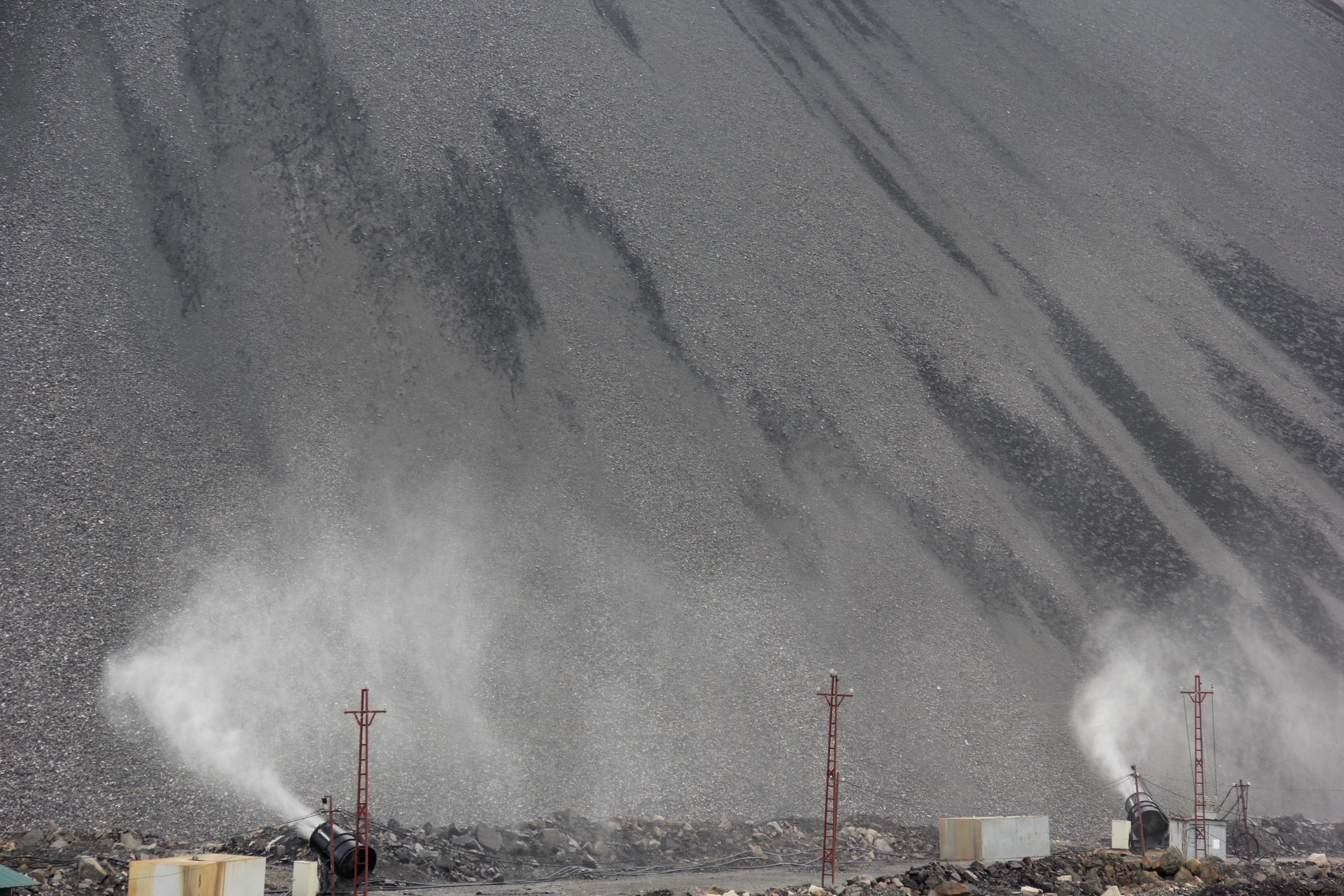 Công ty CP than Cao Sơn đầu tư 11 máy phun sương dập bụi công suất lớn nhằm hạn chế thấp nhất phát tán bụi. Ảnh: CTV