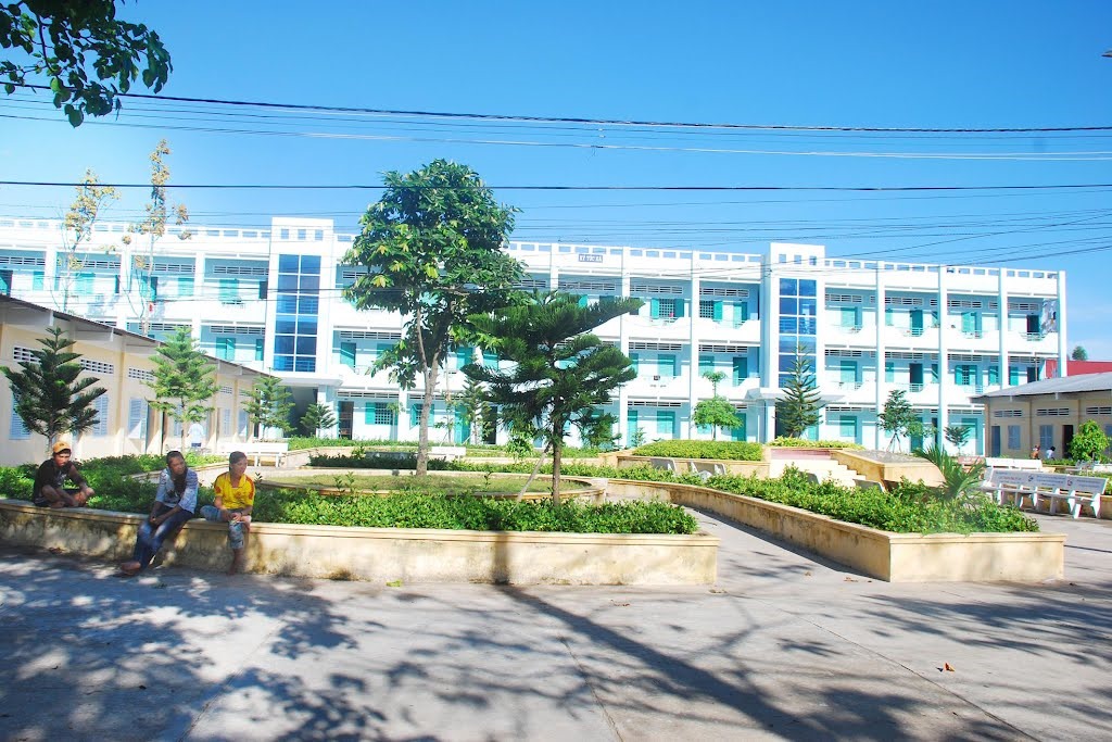 Trường THPT DTNT Huỳnh Cương được đầu tư hạ tầng cơ sở khá toàn diện đáp ứng tốt yêu cầu dạy và học